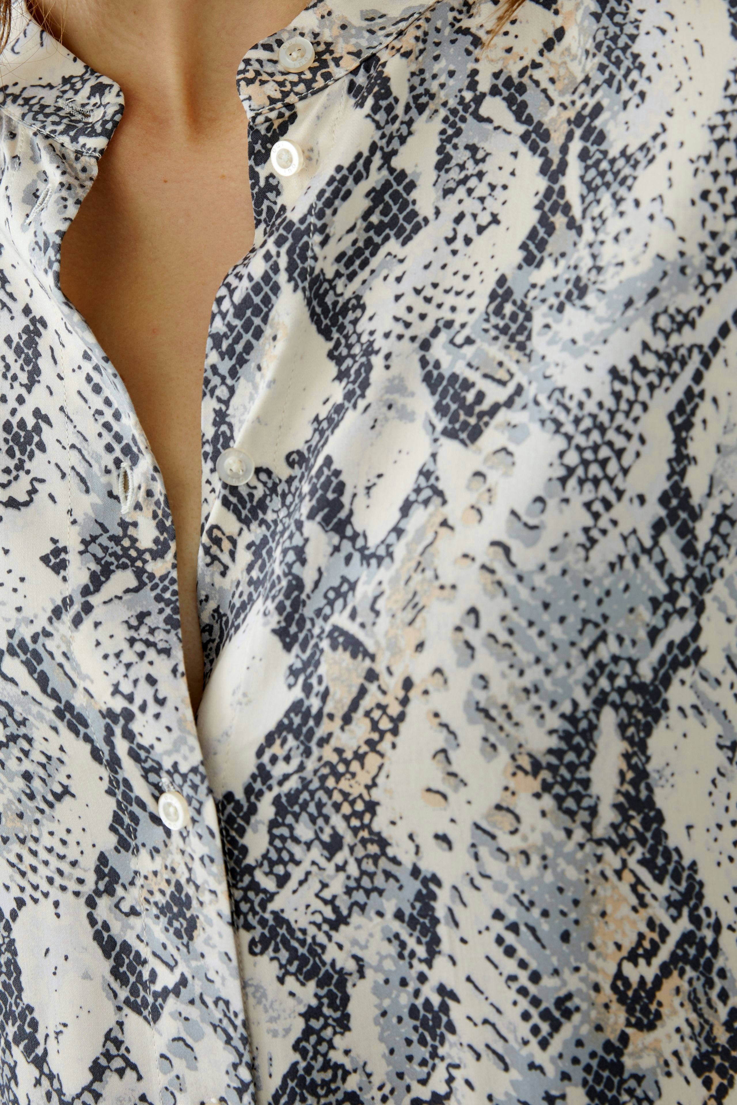 Elegante Damen-Bluse mit Schlangenmuster, lässig und stilvoll, ideal für jeden Anlass.