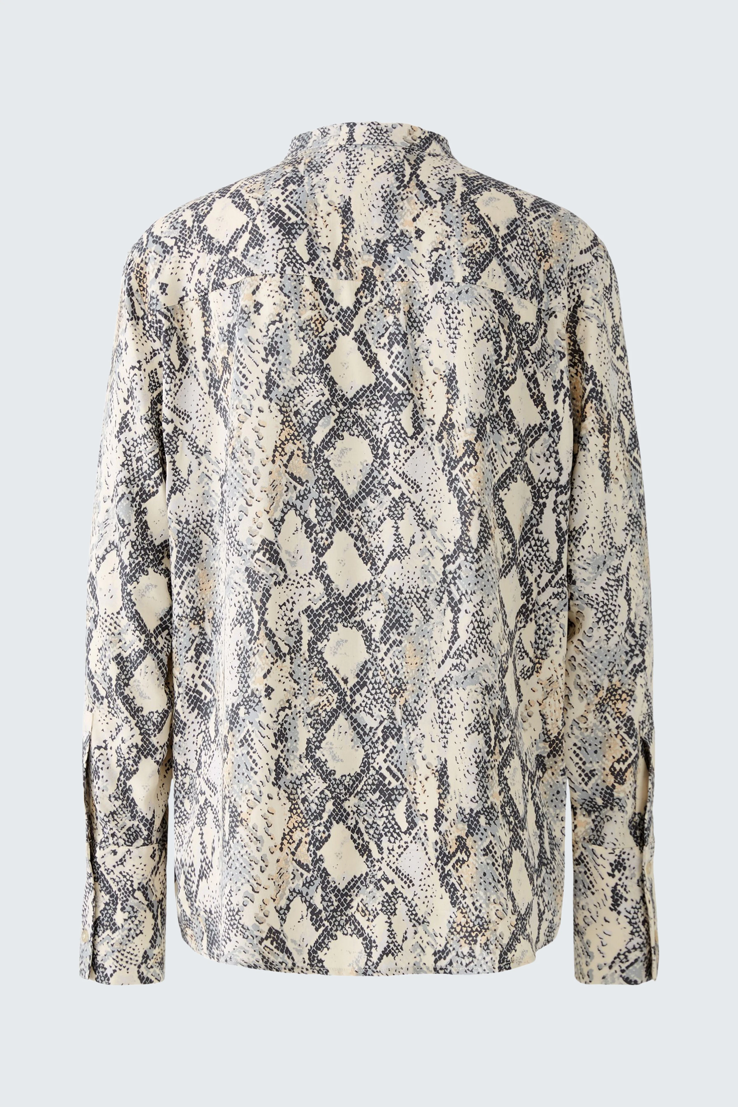 Elegante Damen-Bluse im Schlangenprint mit langen Ärmeln und klassischem Kragen.
