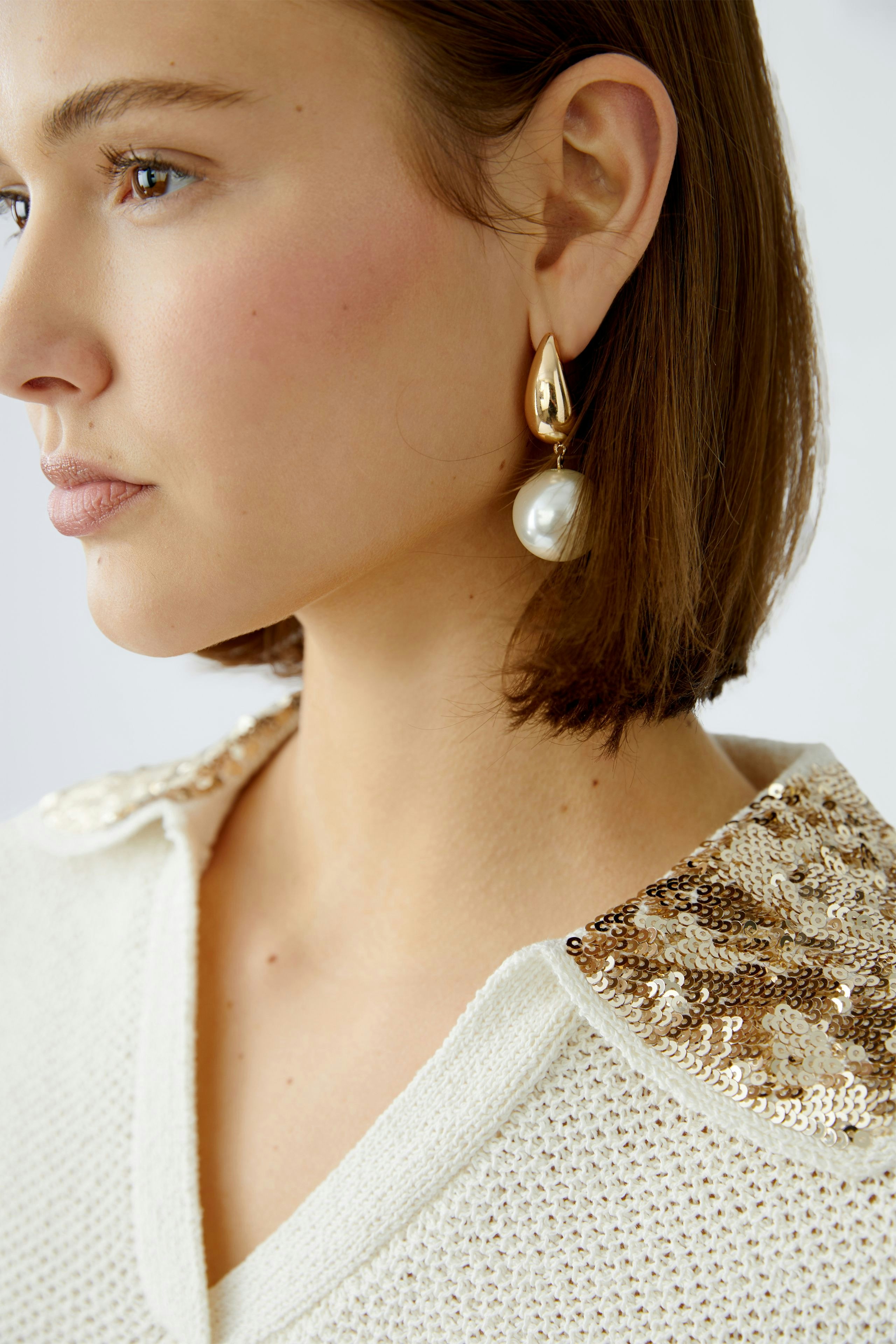 Eleganter Damen-Pullover mit glitzerndem Kragen, perfekt für einen stilvollen Look.