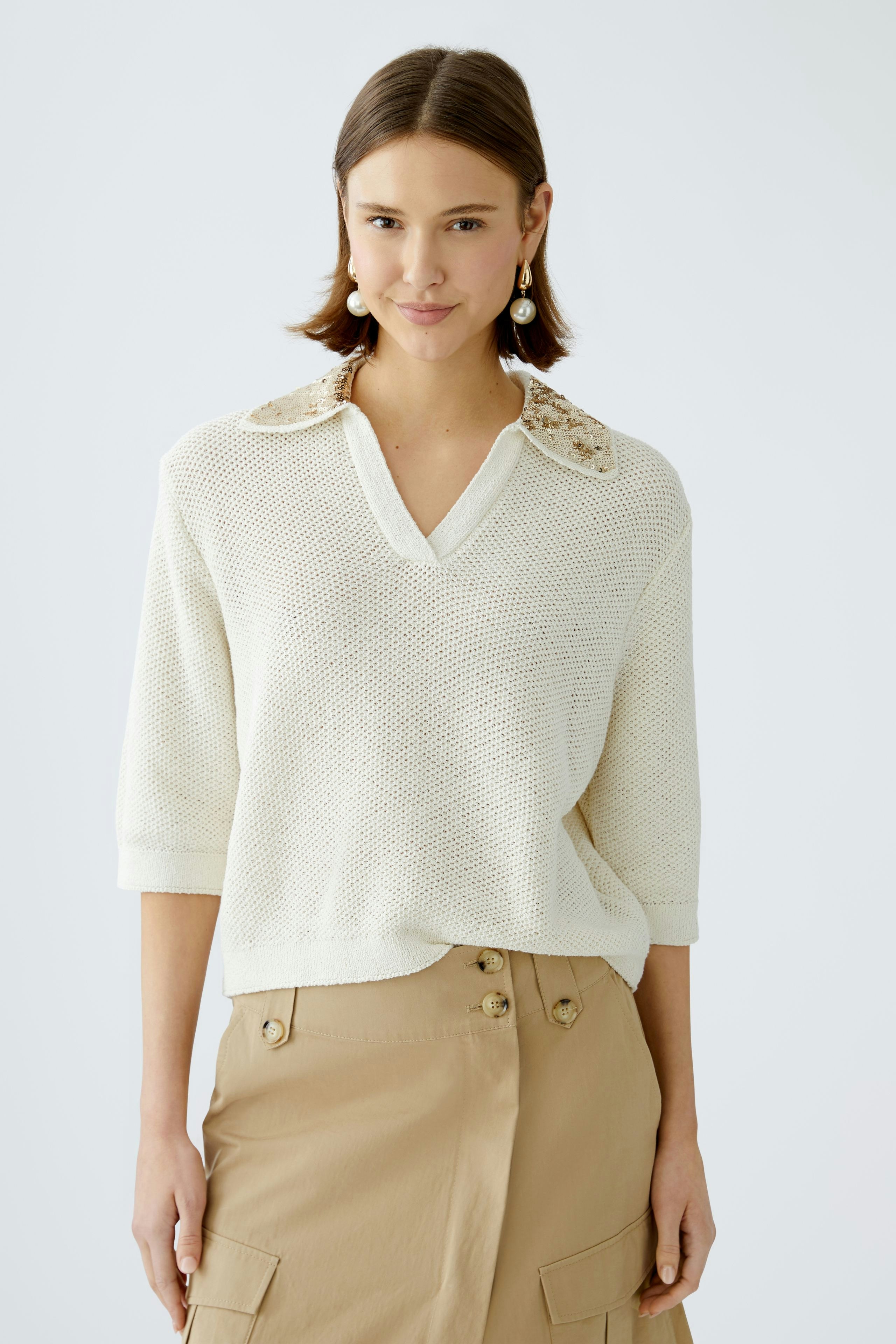 Eleganter Damen-Pullover in Creme mit V-Ausschnitt und dekorativem Kragen, lässig und stilvoll.
