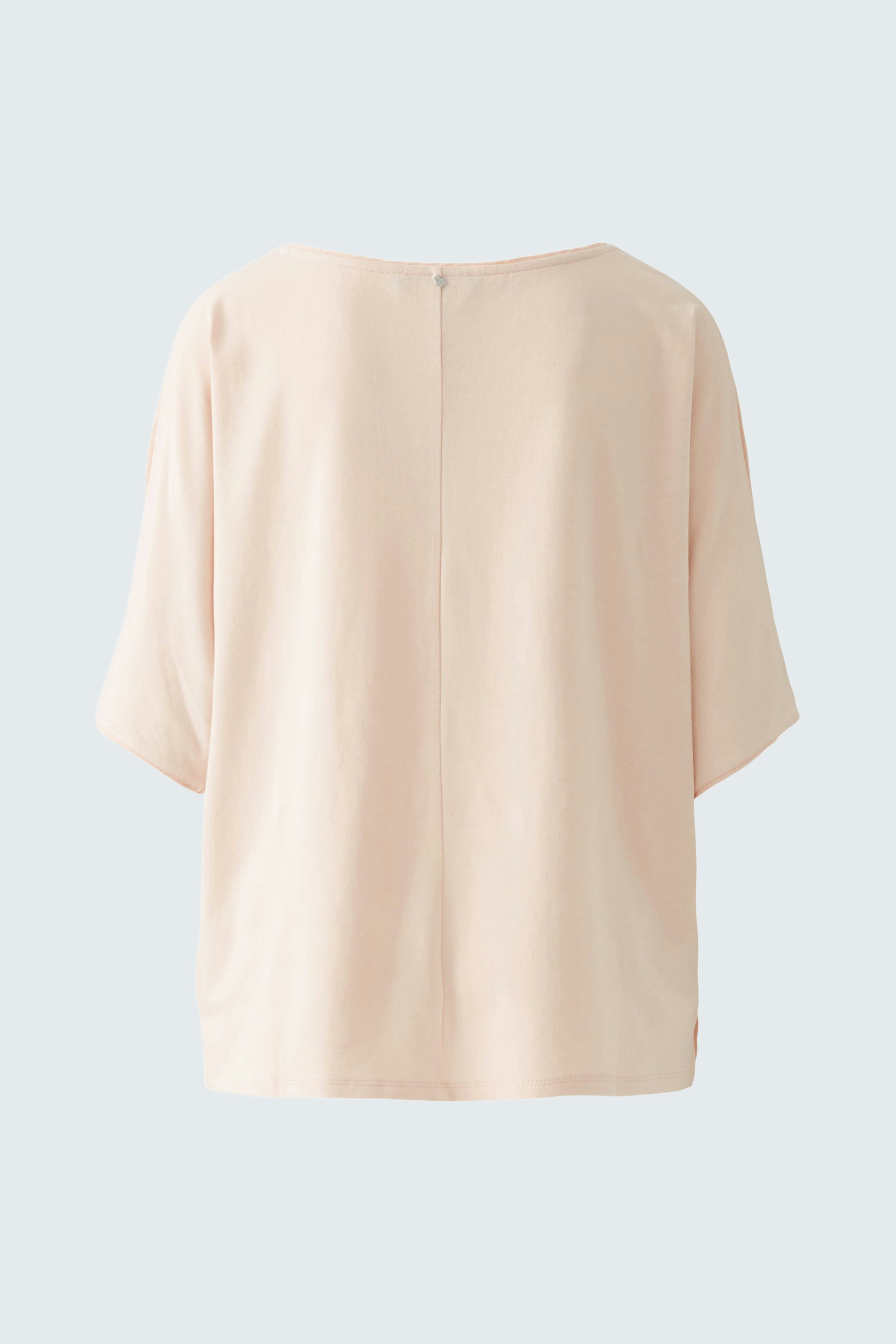 Elegantes Blusenshirt: Rückansicht eines hellrosa Damenblusenshirts mit lässigem Schnitt.