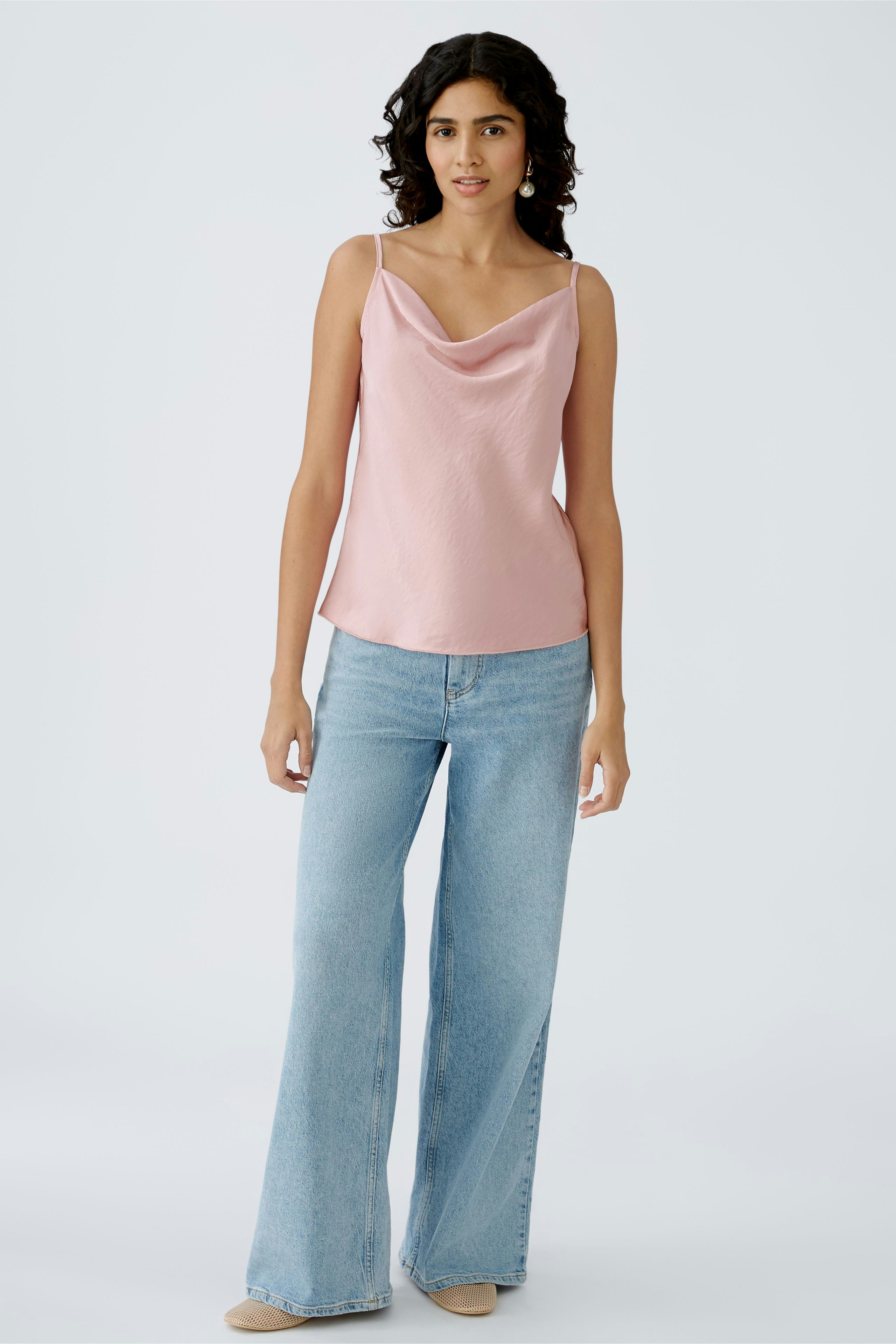 Elegantes Damen-Top in zartem Rosa, mit schmalen Trägern und fließendem Schnitt.