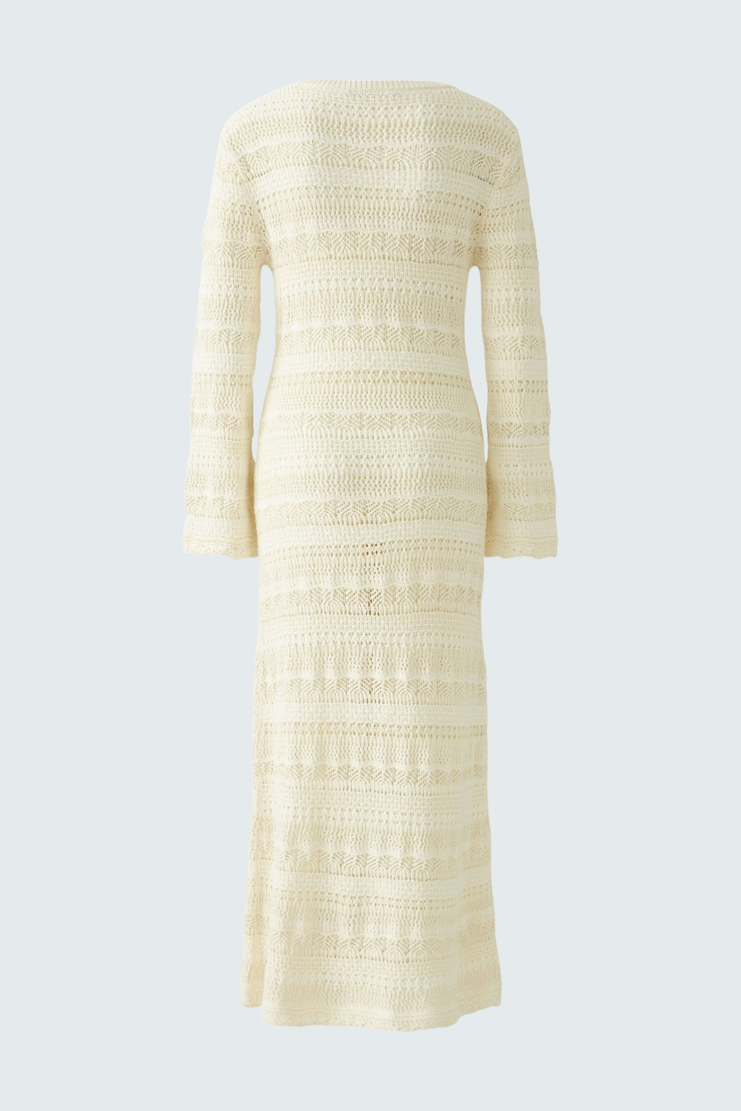 Elegantes Strickkleid: Langes, cremefarbenes Kleid mit strukturiertem Muster und langen Ärmeln.