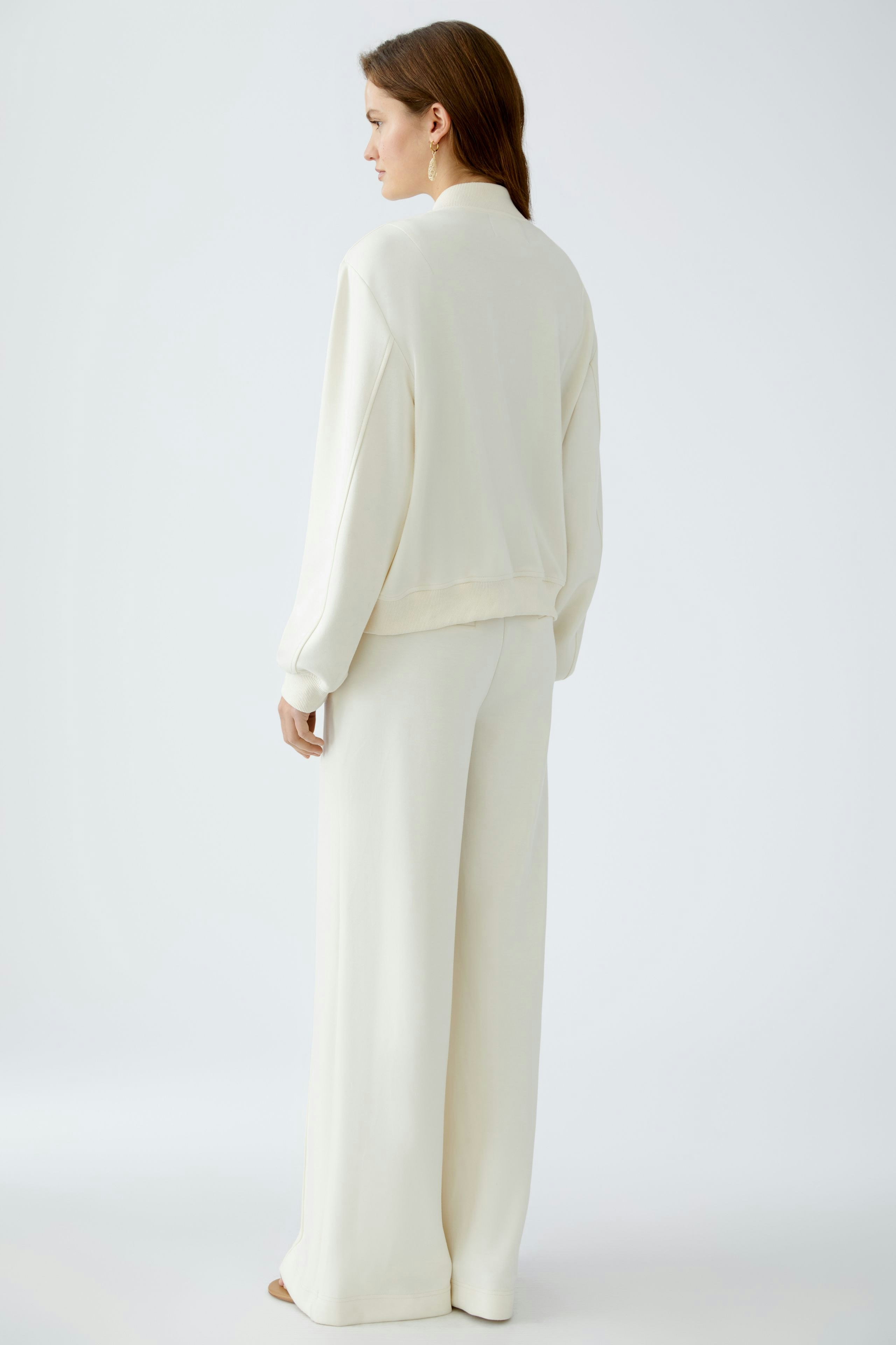 Eleganter Blouson: Frau in cremefarbener Bomberjacke mit lässigem Schnitt und bequemen Stoff.