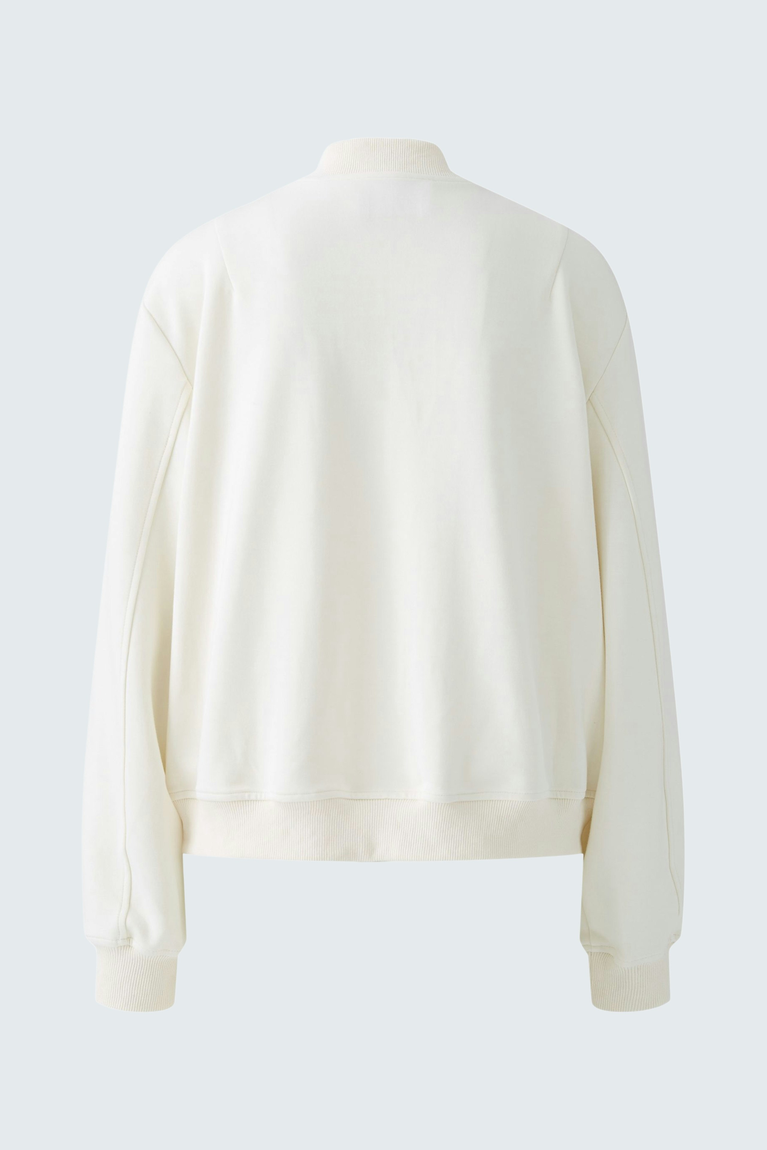 Bequemer Blouson: Rückansicht eines weißen Damen-Blousons mit lässigem Schnitt und weichen Materialien.