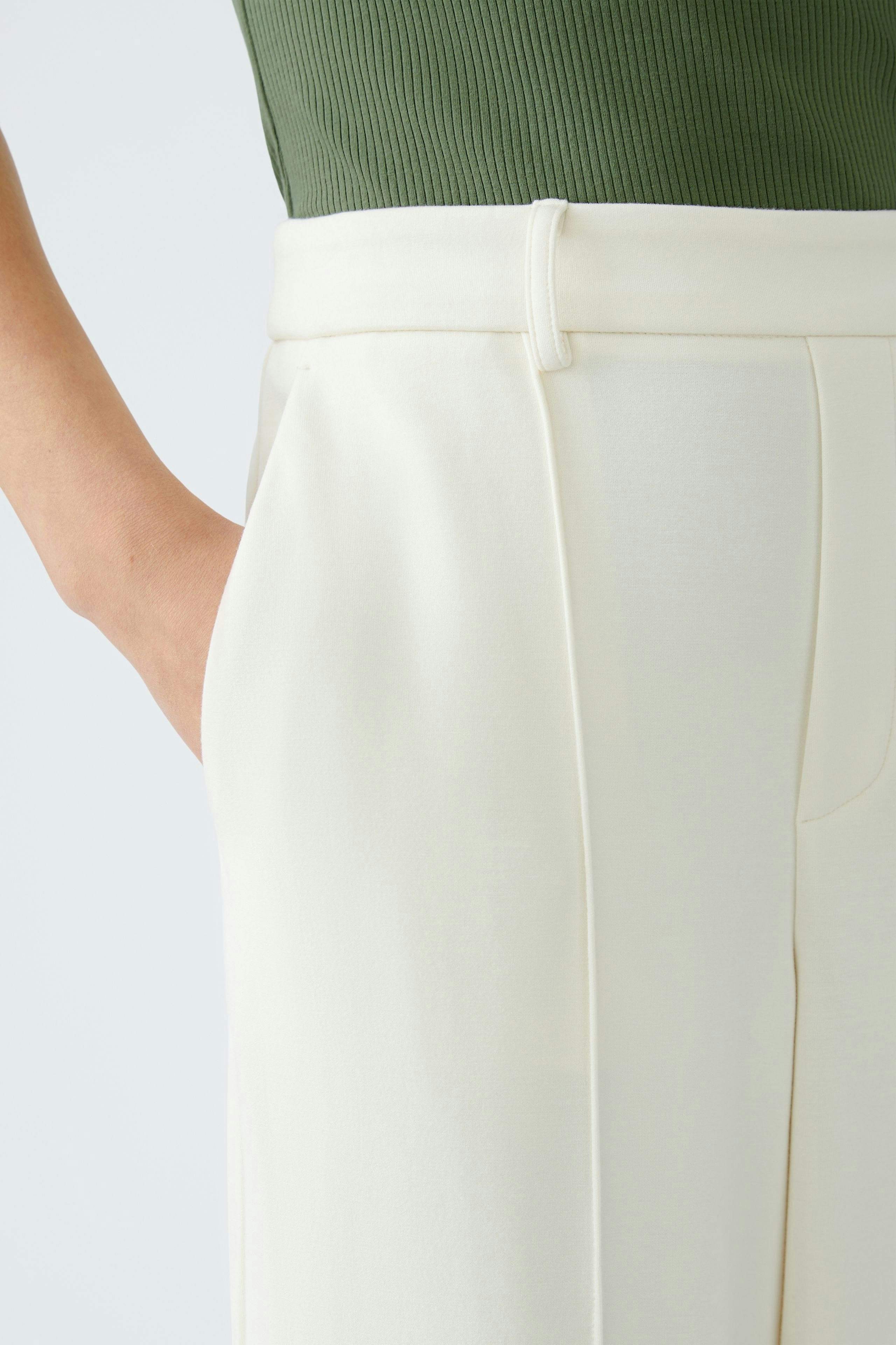 Elegant women's trousers in soft fabric with a tailored fit and side pockets.