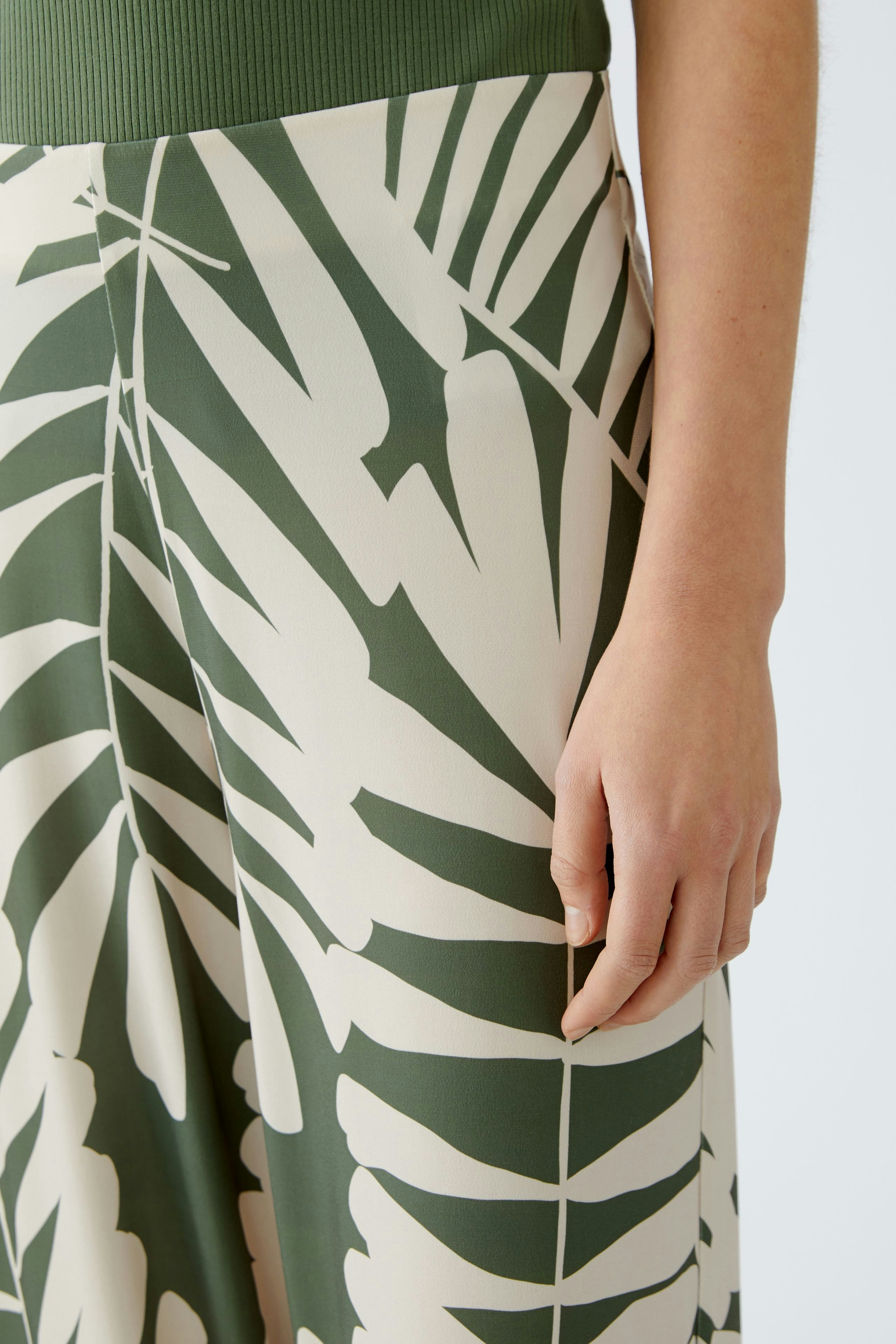 Elegante Damen-Hose mit grünem Blattmuster, ideal für einen frischen, modernen Look.