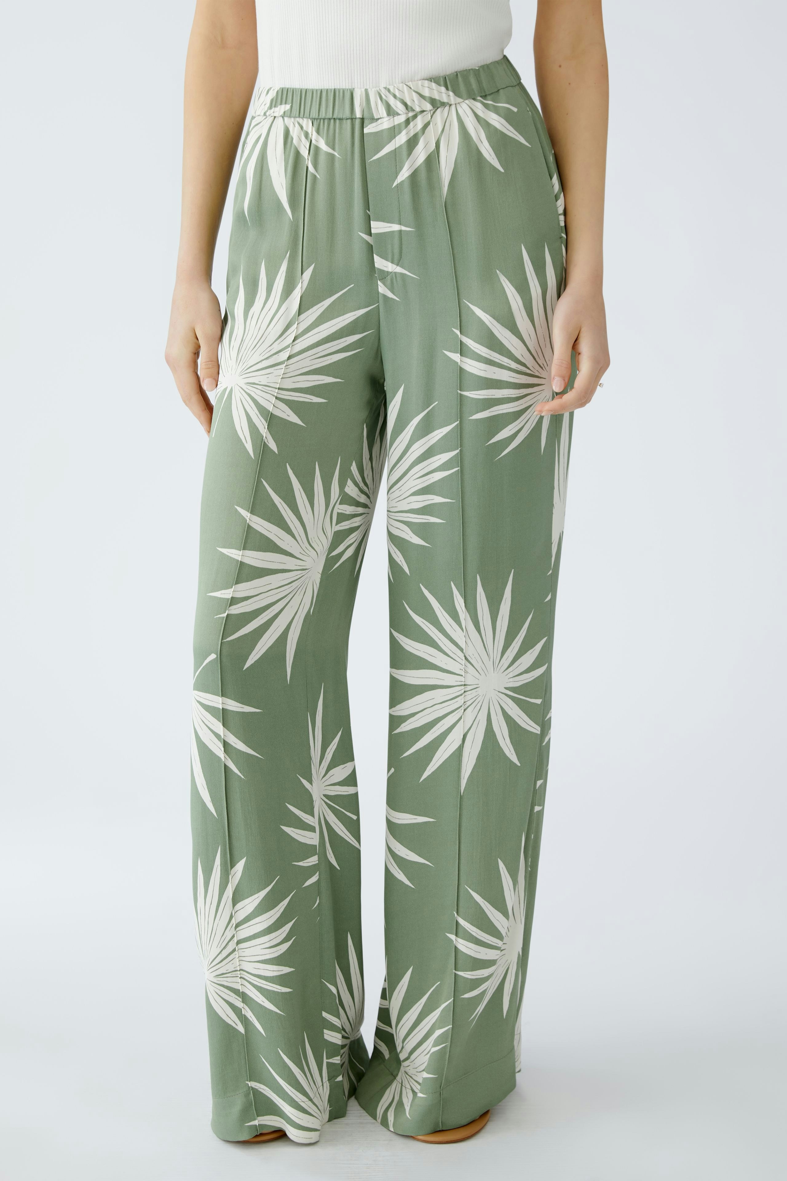 Elegante Damen-Hose mit floralem Muster in sanften Grüntönen, ideal für einen lässigen Look.