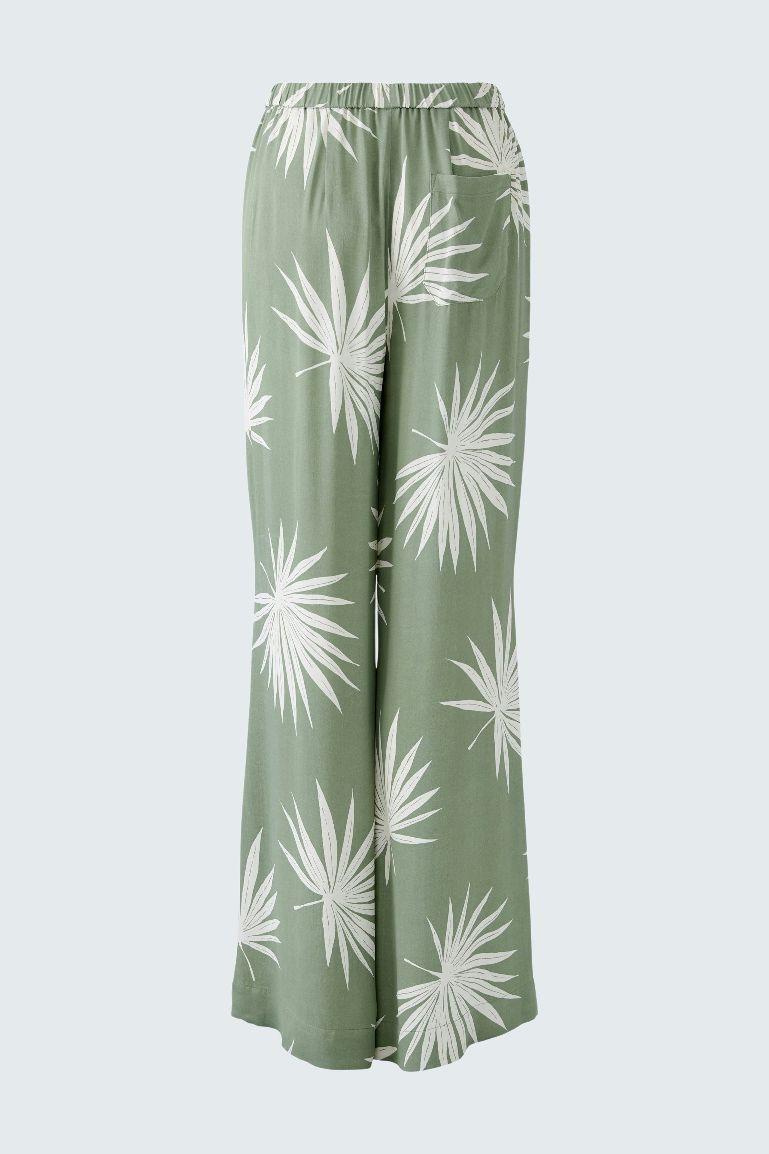 Luftige Damen-Hose in sanftem Grün mit tropischem Blattmuster, ideal für warme Tage.