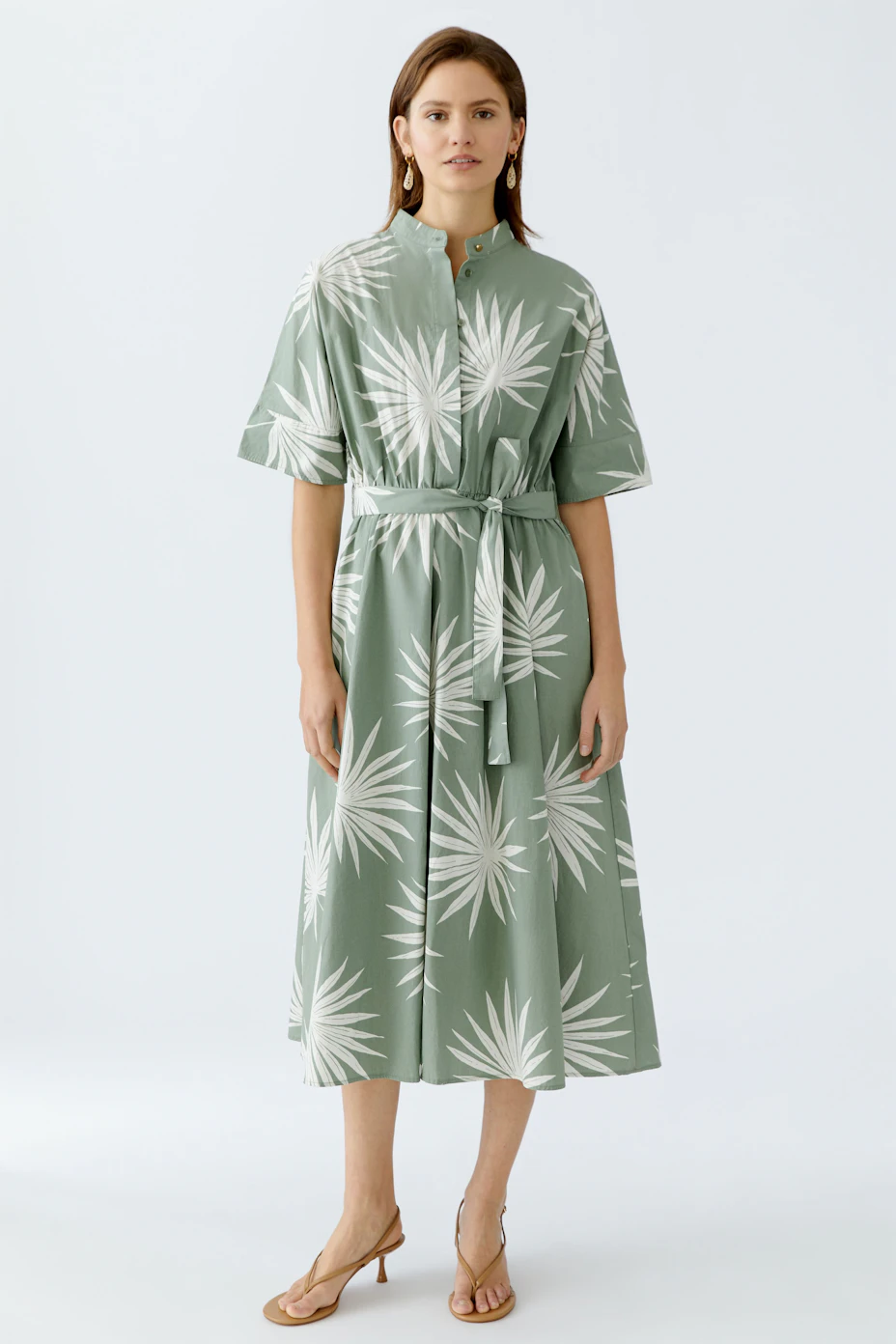 Chic midi dress: A stylish green dress with a palm leaf print and a belted waist.