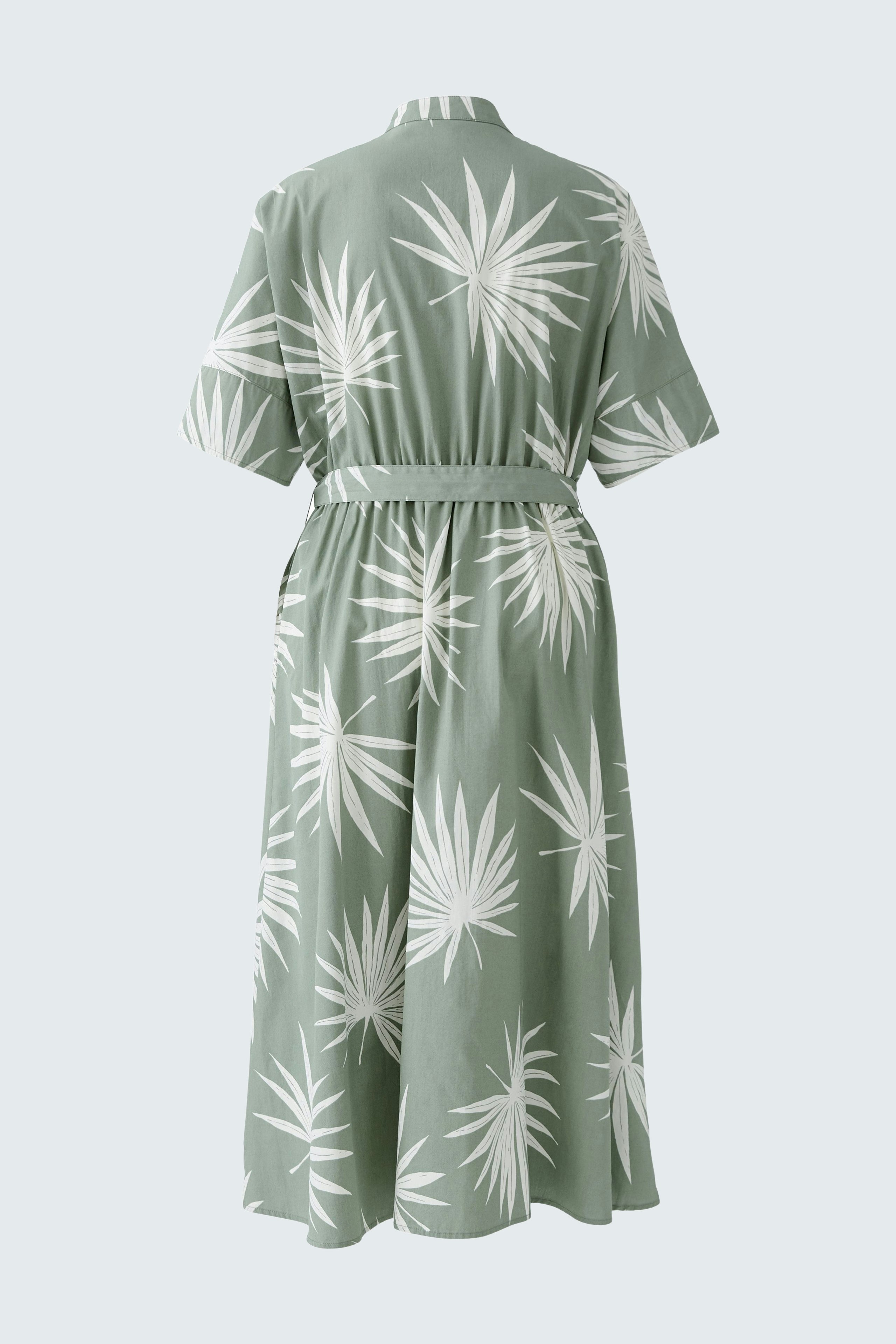 Elegantes Midikleid in sanftem Grün mit Blattmuster, ideal für einen frischen, sommerlichen Look.