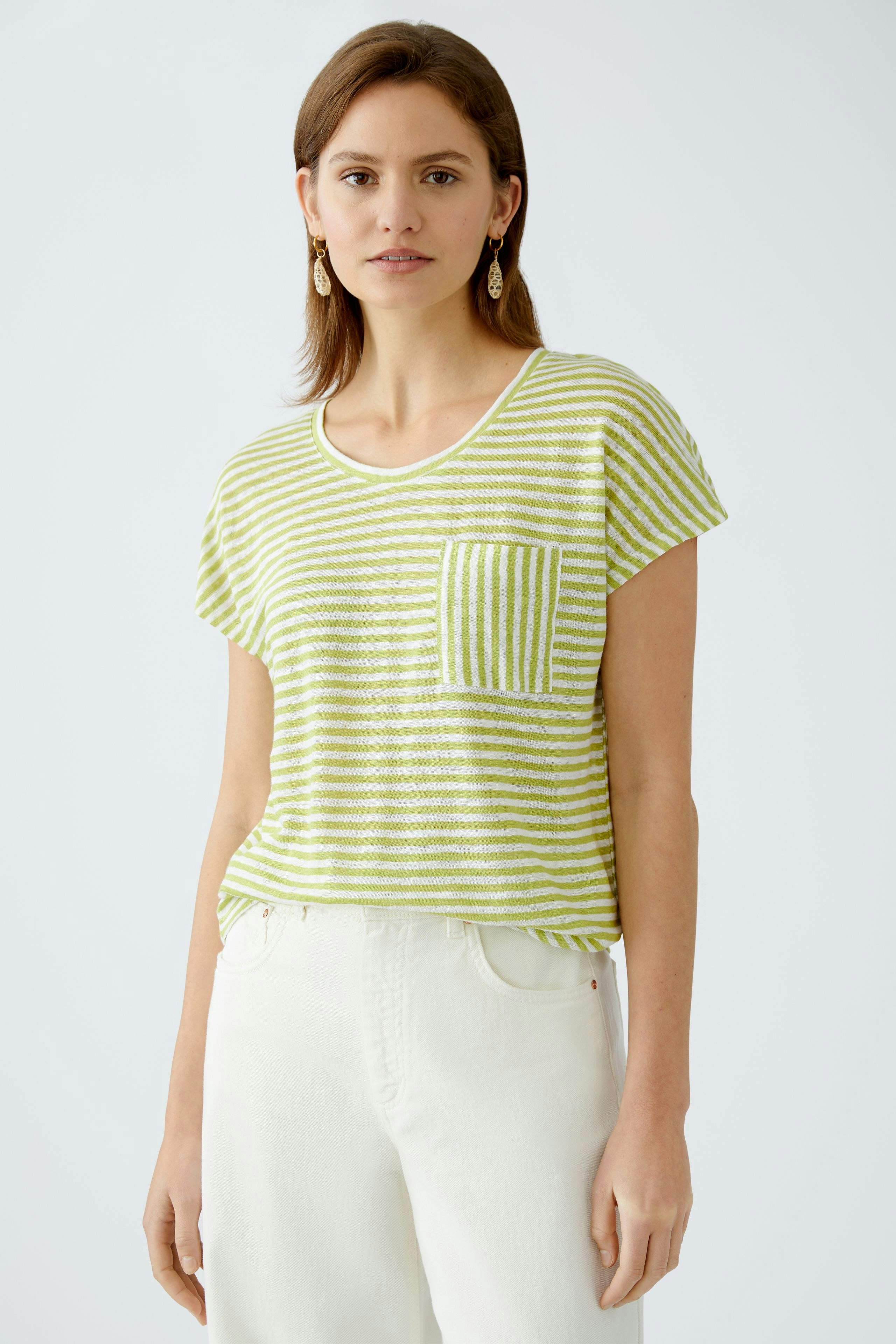 Luftiges Damen-T-Shirt in grün-weiß gestreift mit Brusttasche, lässig und modern.