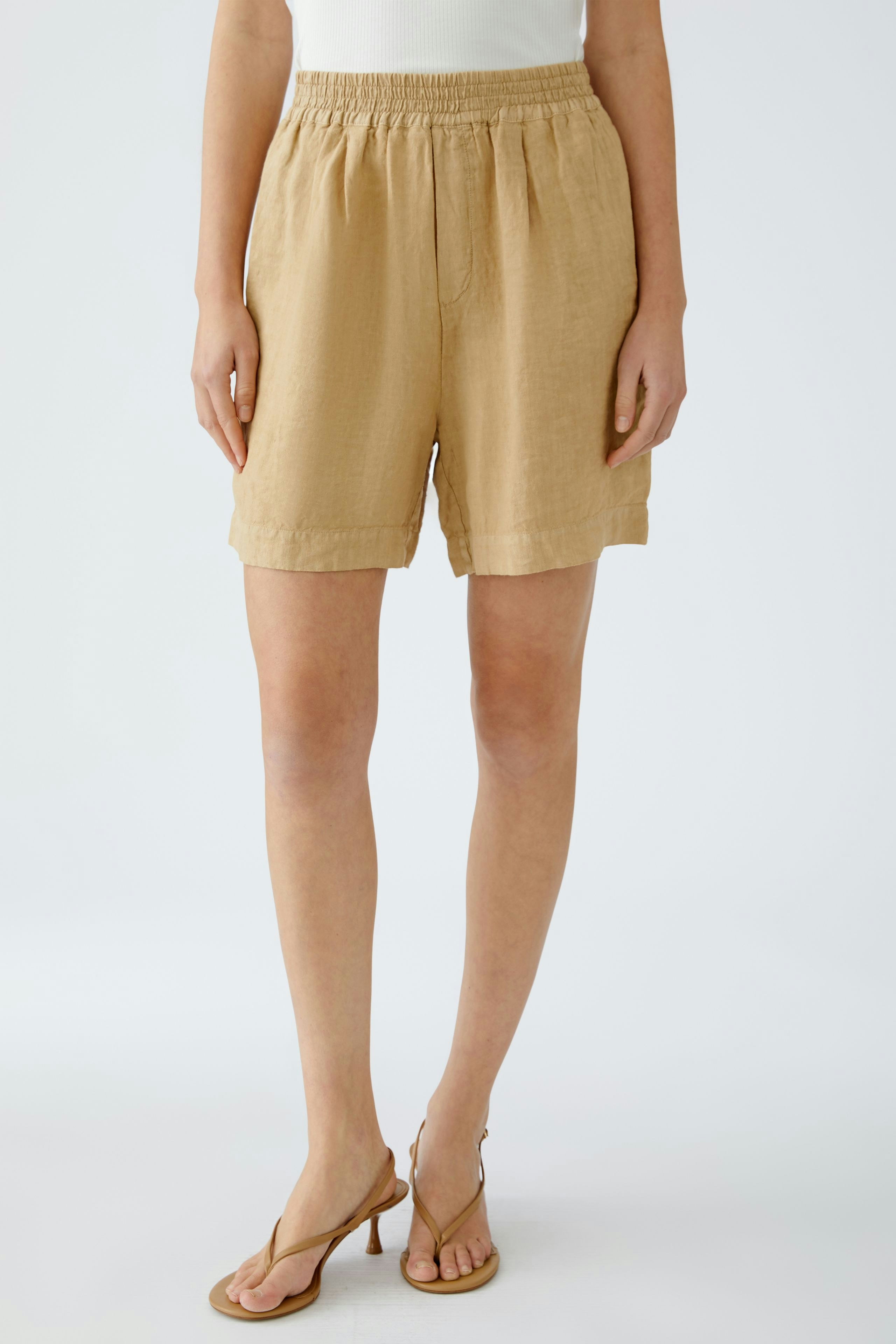 Stylish women's Bermuda shorts in light beige, featuring an elastic waistband for comfort.