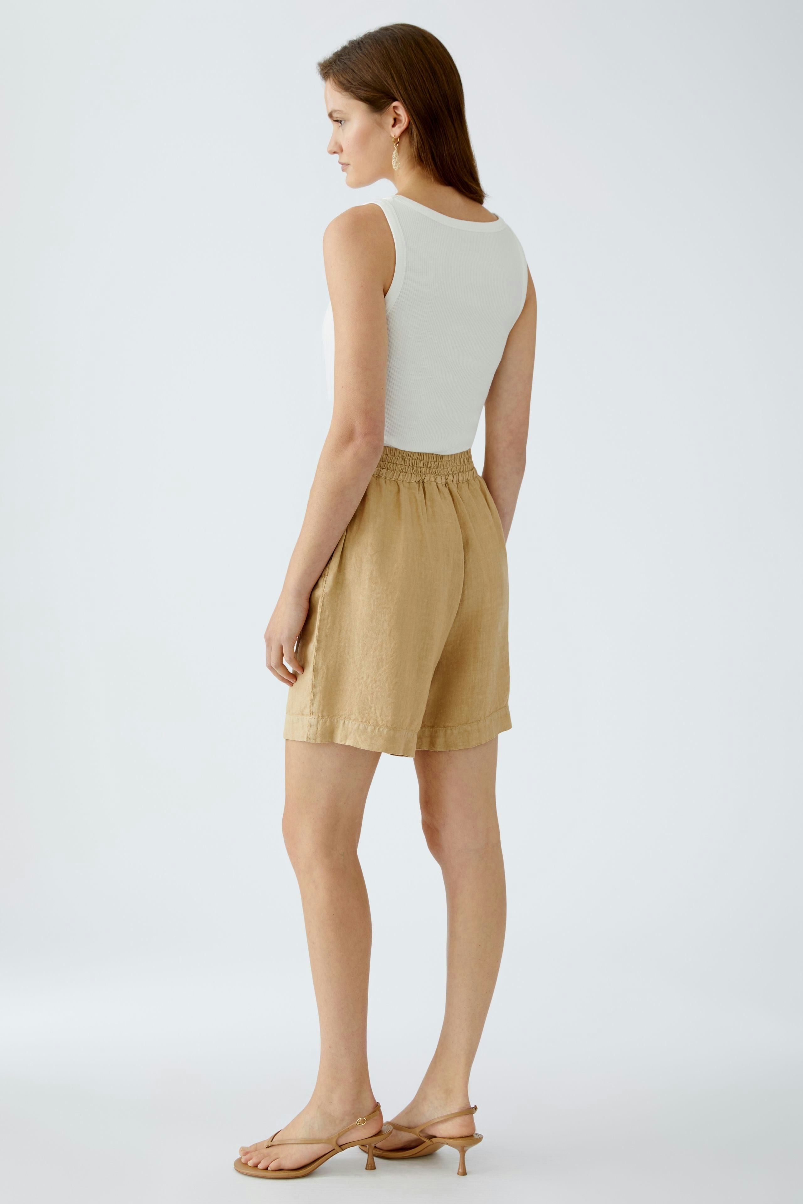 Stylish women's Bermuda shorts in light beige, featuring an elastic waistband for comfort.