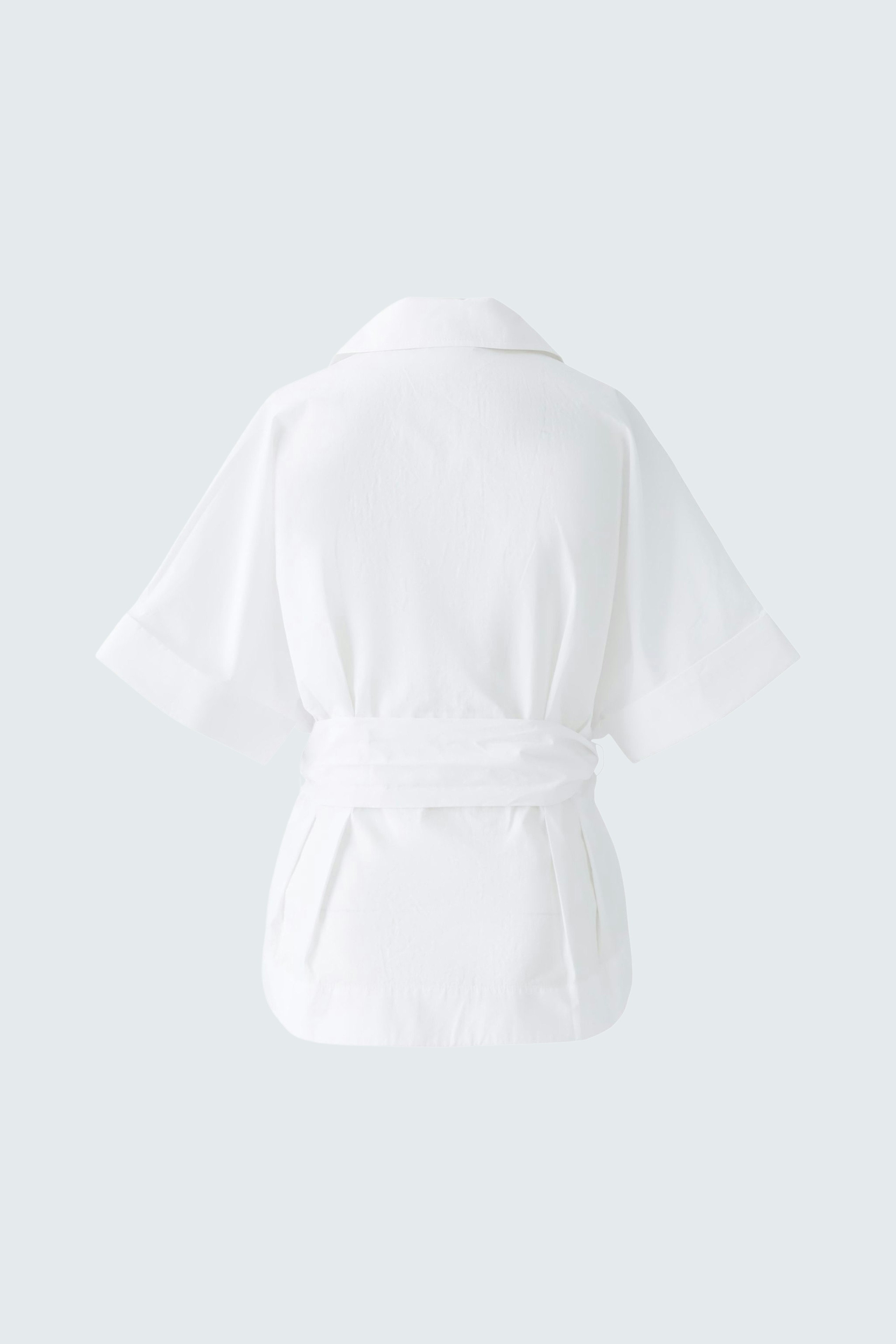 Elegante Damen-Bluse: Weiße Bluse mit lockeren Ärmeln und Gürtel, ideal für einen lässigen Look.