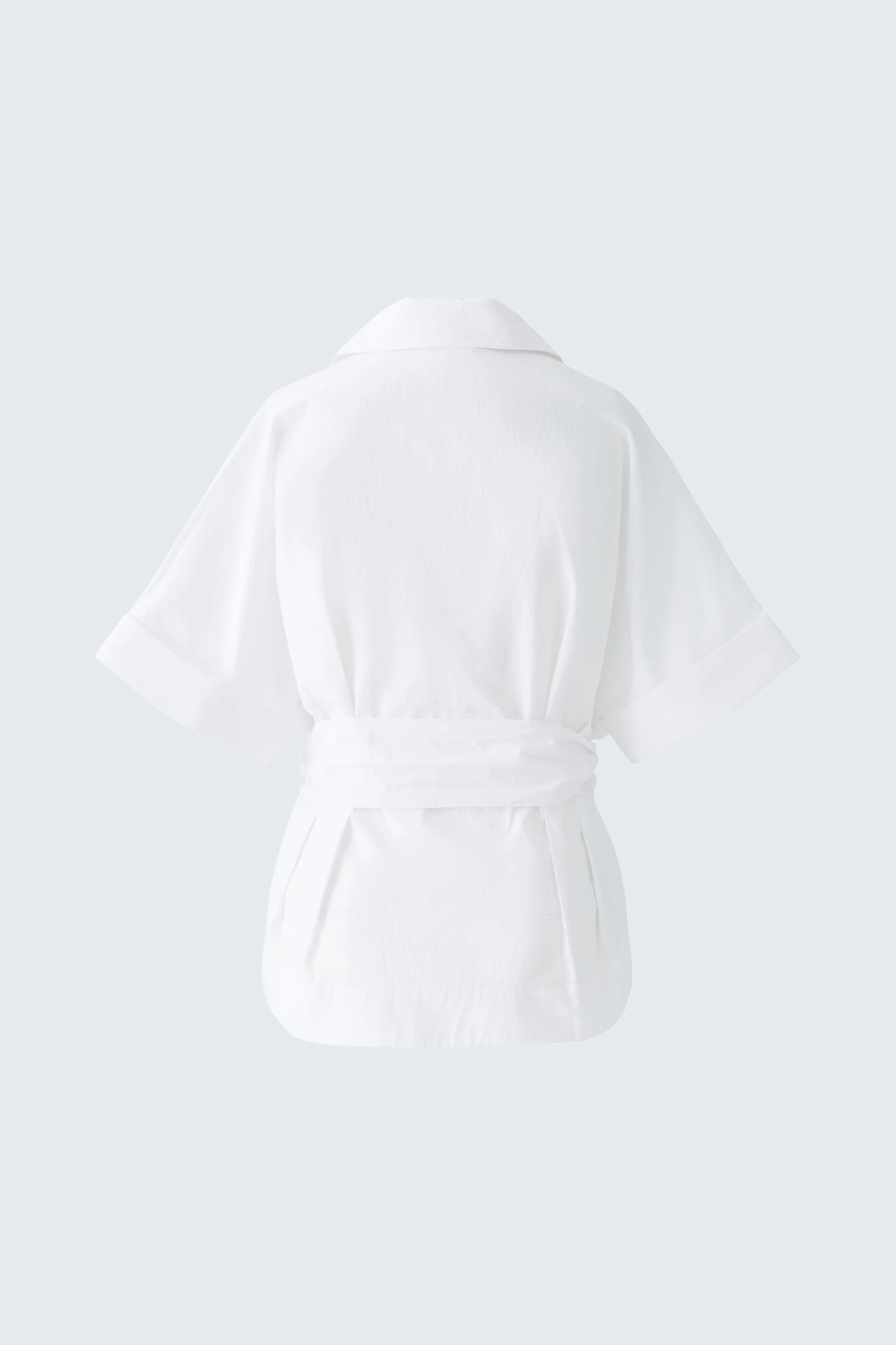 Elegante Damen-Bluse: Weiße Bluse mit lockeren Ärmeln und Gürtel, ideal für einen lässigen Look.