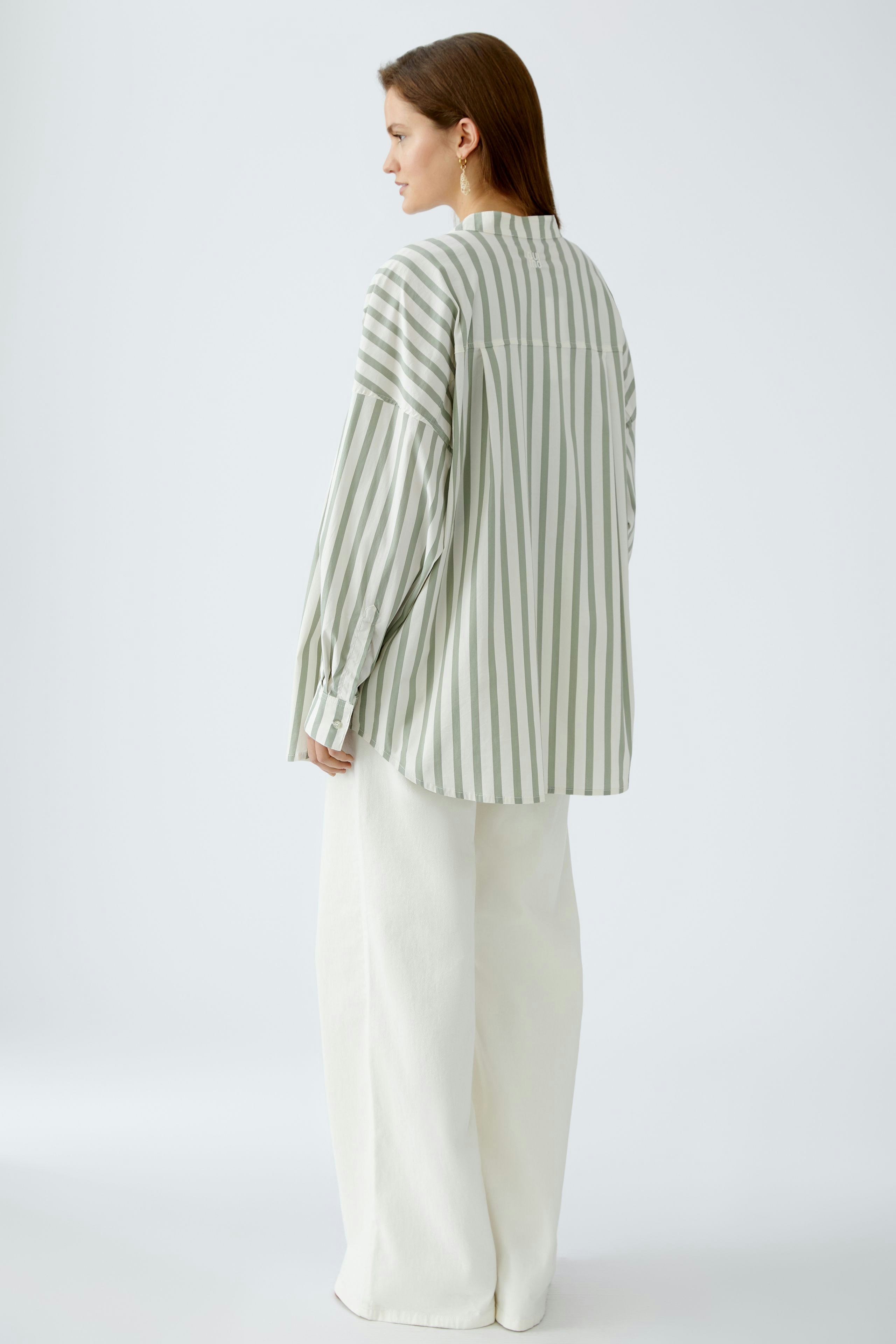 Lässige Damen-Bluse mit Streifen, weiten Ärmeln und lockerer Passform, ideal für einen entspannten Look.