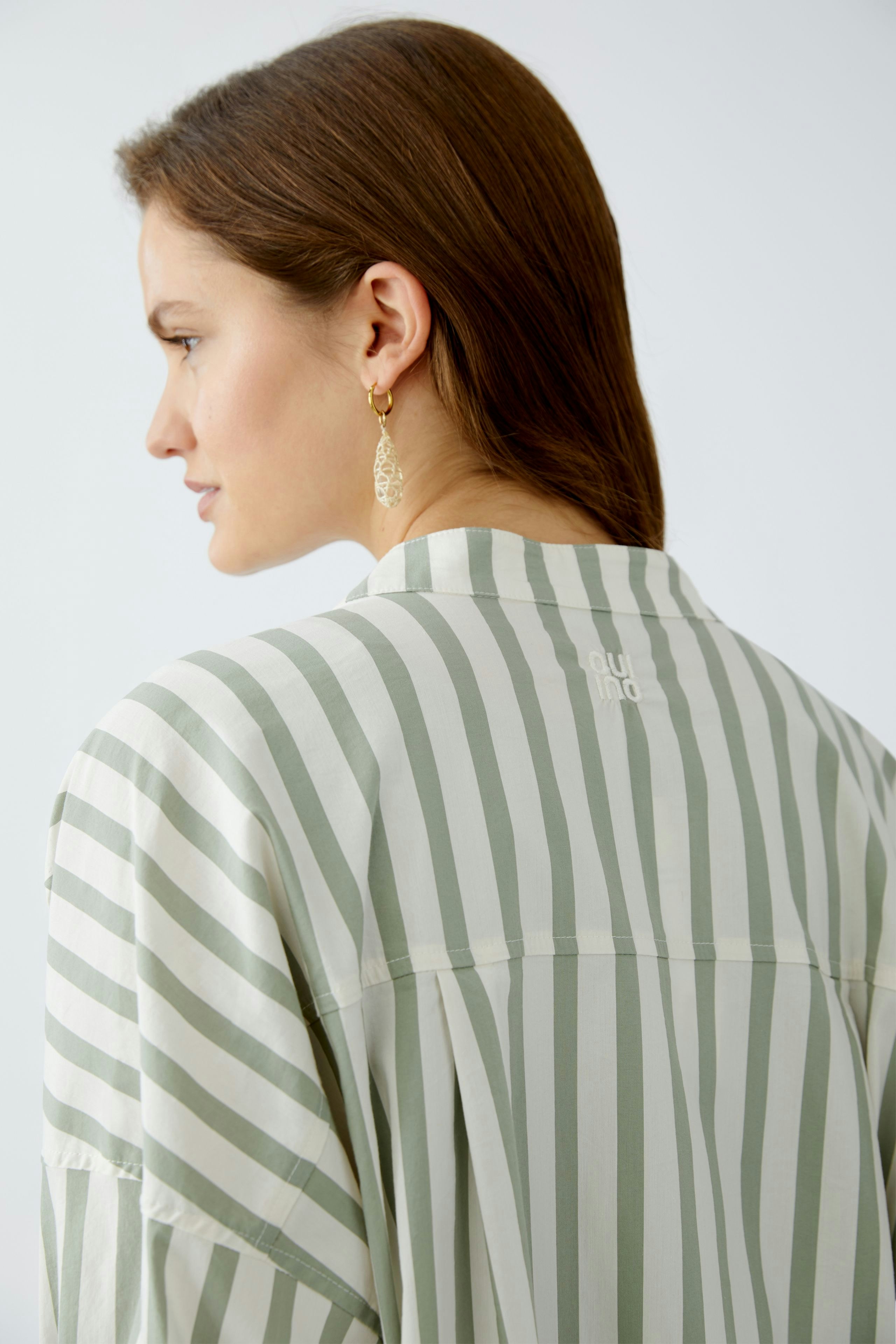 Elegante Damen-Bluse mit feinen Streifen, lässig geschnitten, ideal für jeden Anlass.