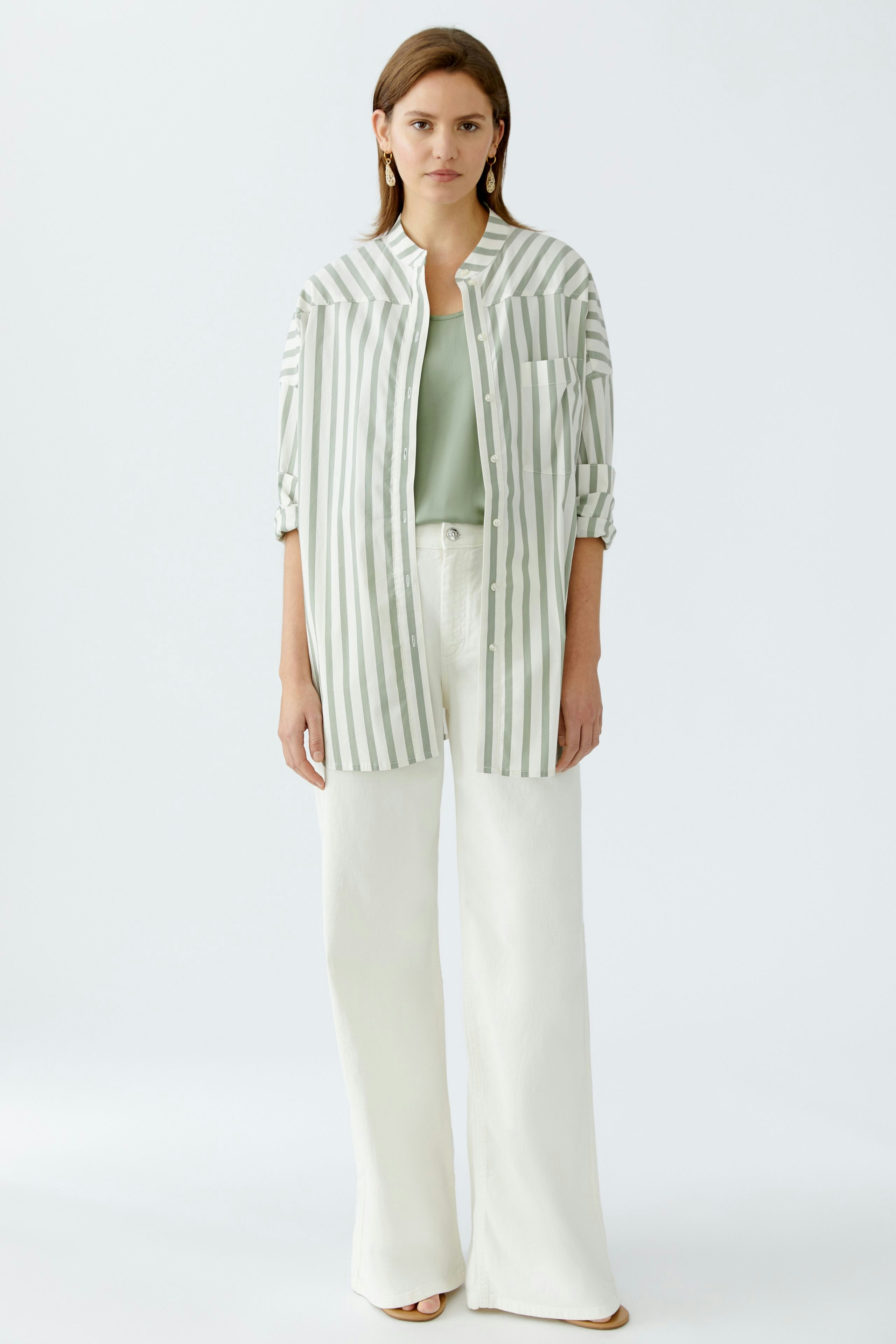 Luftige Damen-Bluse mit Streifen, kombiniert mit einer hellen Hose, die einen modernen Look kreiert.