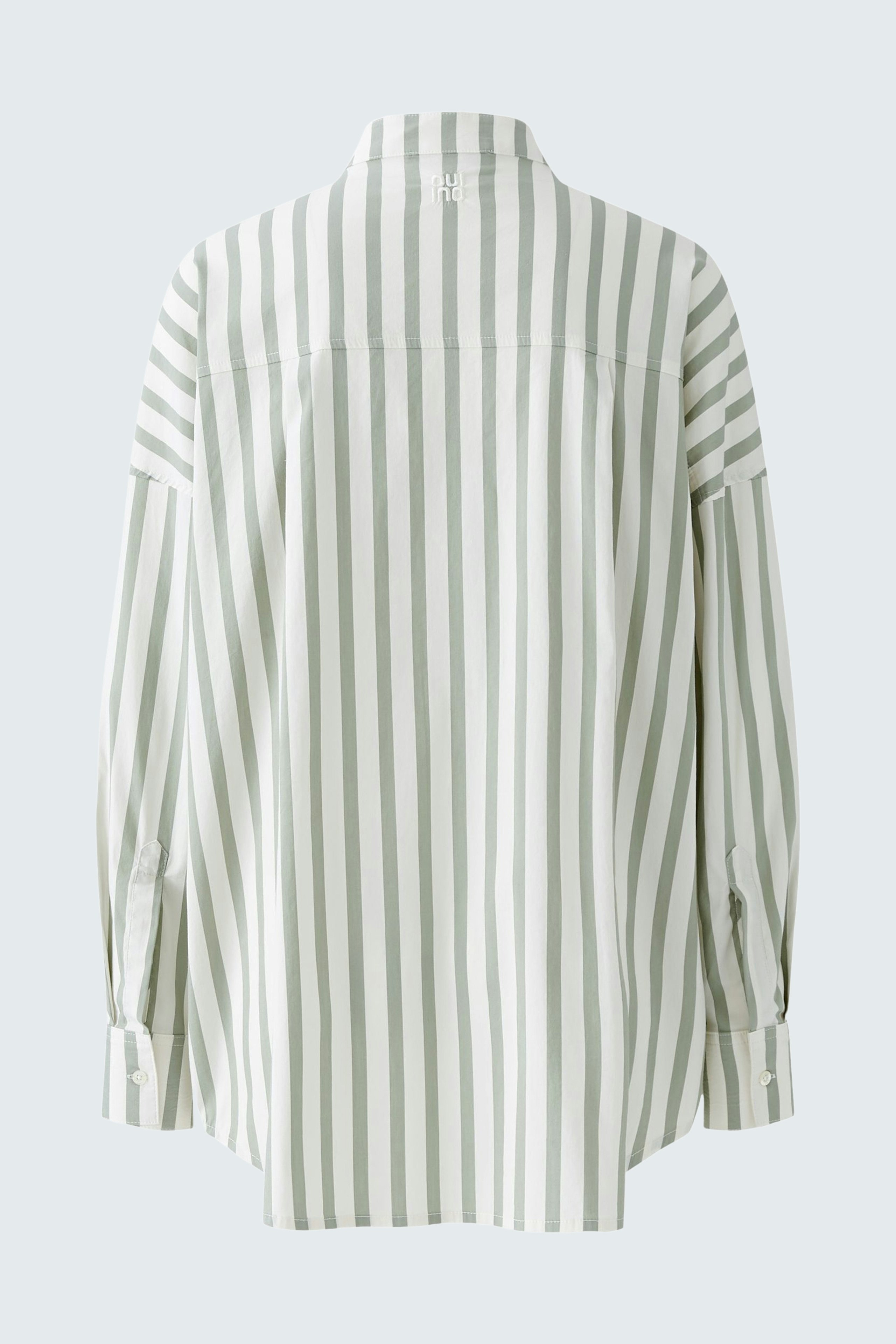 Lässige Damen-Bluse mit feinen Streifen, hinten sichtbar, für einen entspannten Look.