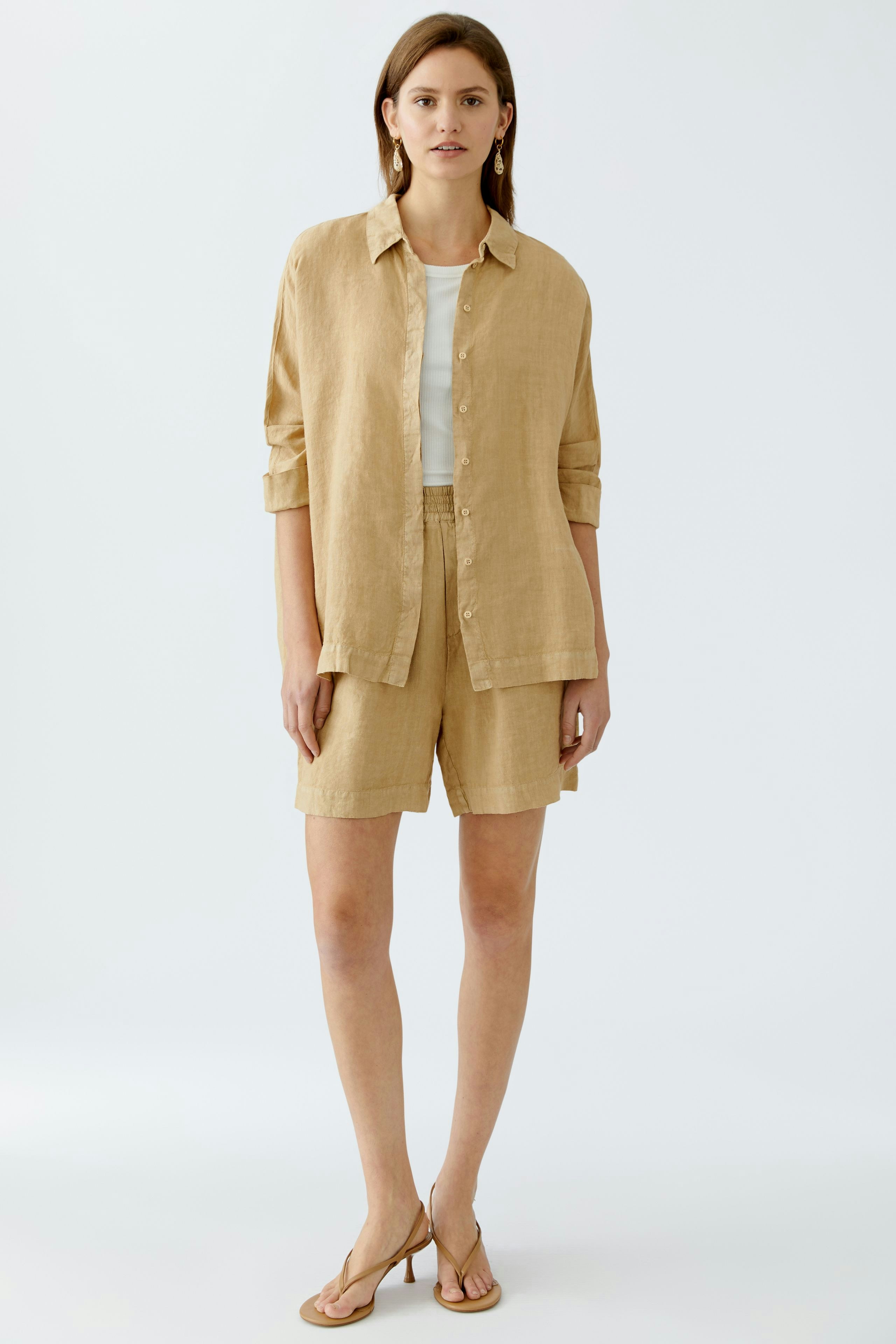 Bequeme Damen-Bluse: Frau in beiger Bluse mit lässigem Schnitt und elegantem Look.