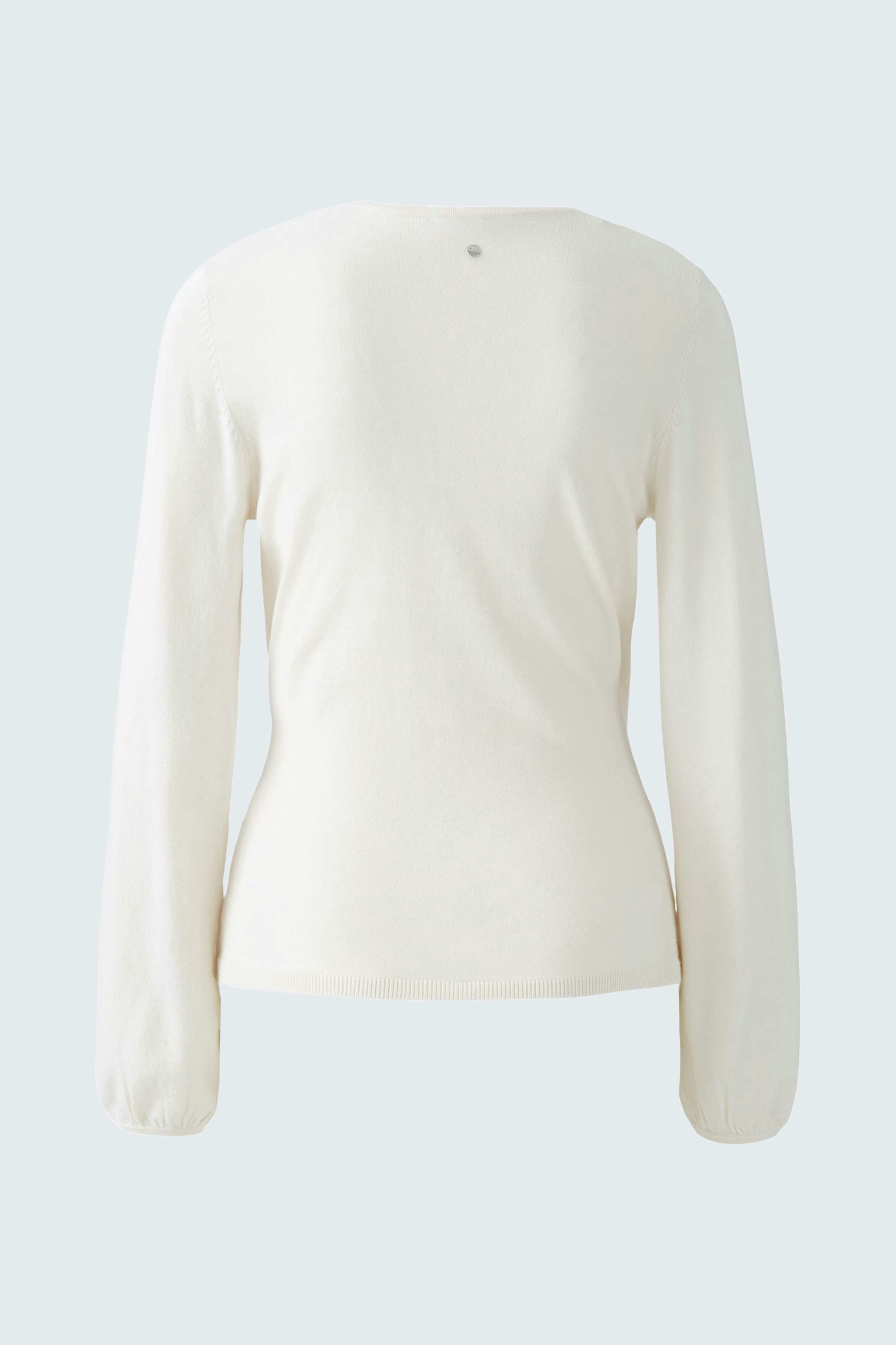 Elegant women's pullover in soft cream, featuring a sleek design and comfortable fit.