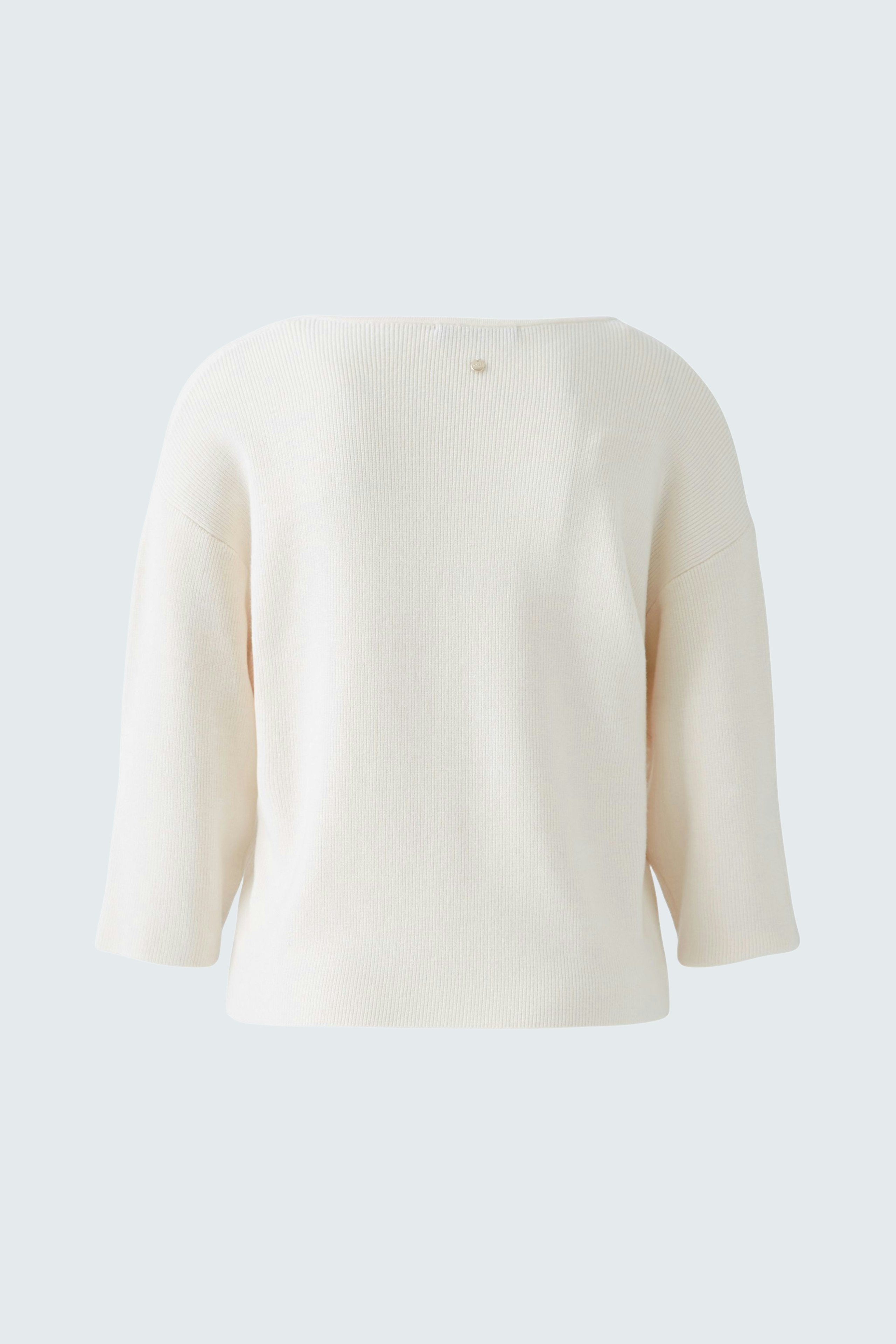 Elegant women's pullover in soft cream color with a relaxed fit and three-quarter sleeves.