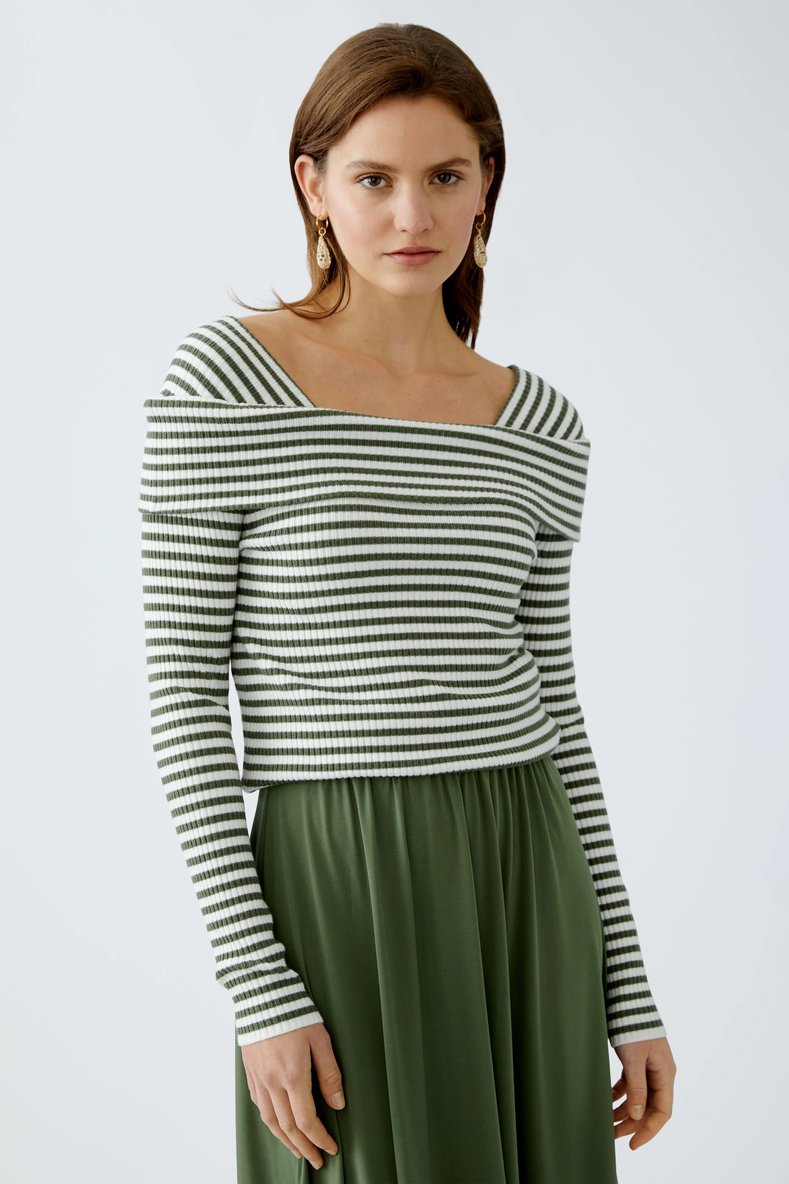 Damen-Pullover: Frau in gestreiftem Pullover mit weitem Ausschnitt und lässigem Look.