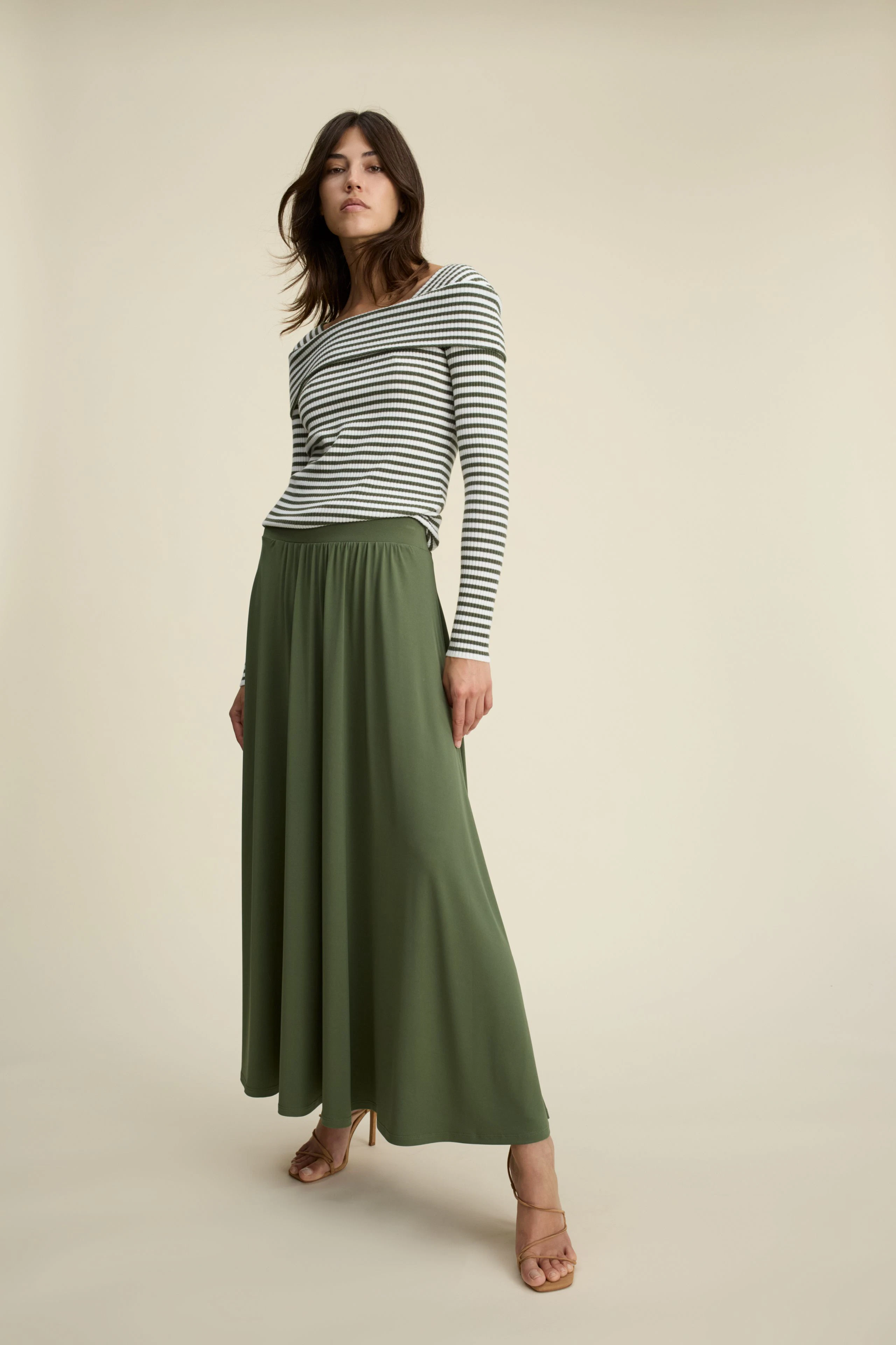 Damen-Pullover: Frau in gestreiftem Pullover mit schmalem Schnitt und lässigem Look.