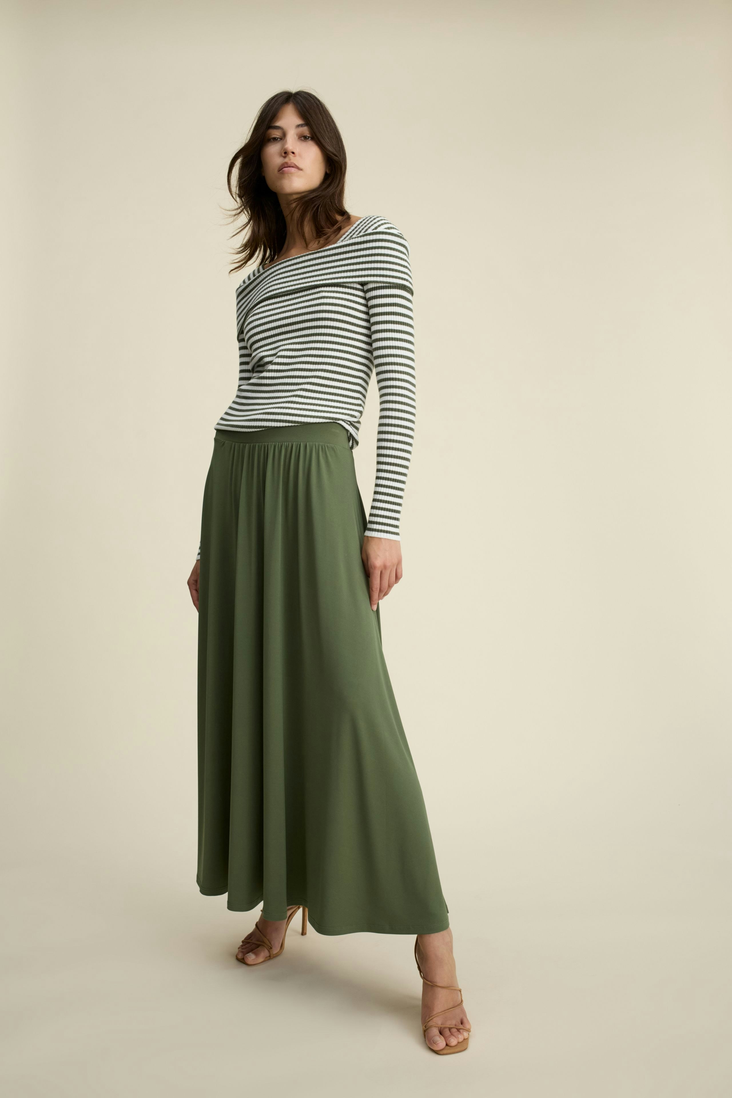 Damen-Pullover: Frau in gestreiftem Pullover mit schmalem Schnitt und lässigem Look.