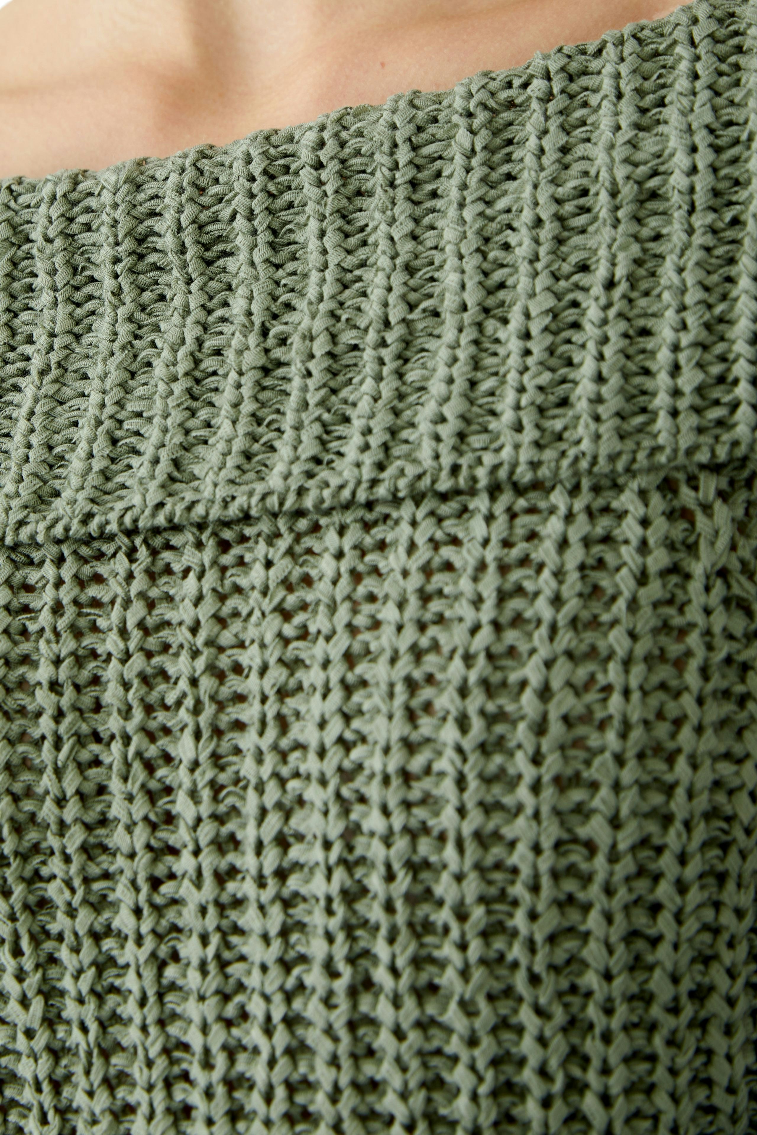 Stylish women's pullover in soft green knit, featuring a relaxed neckline and textured design.