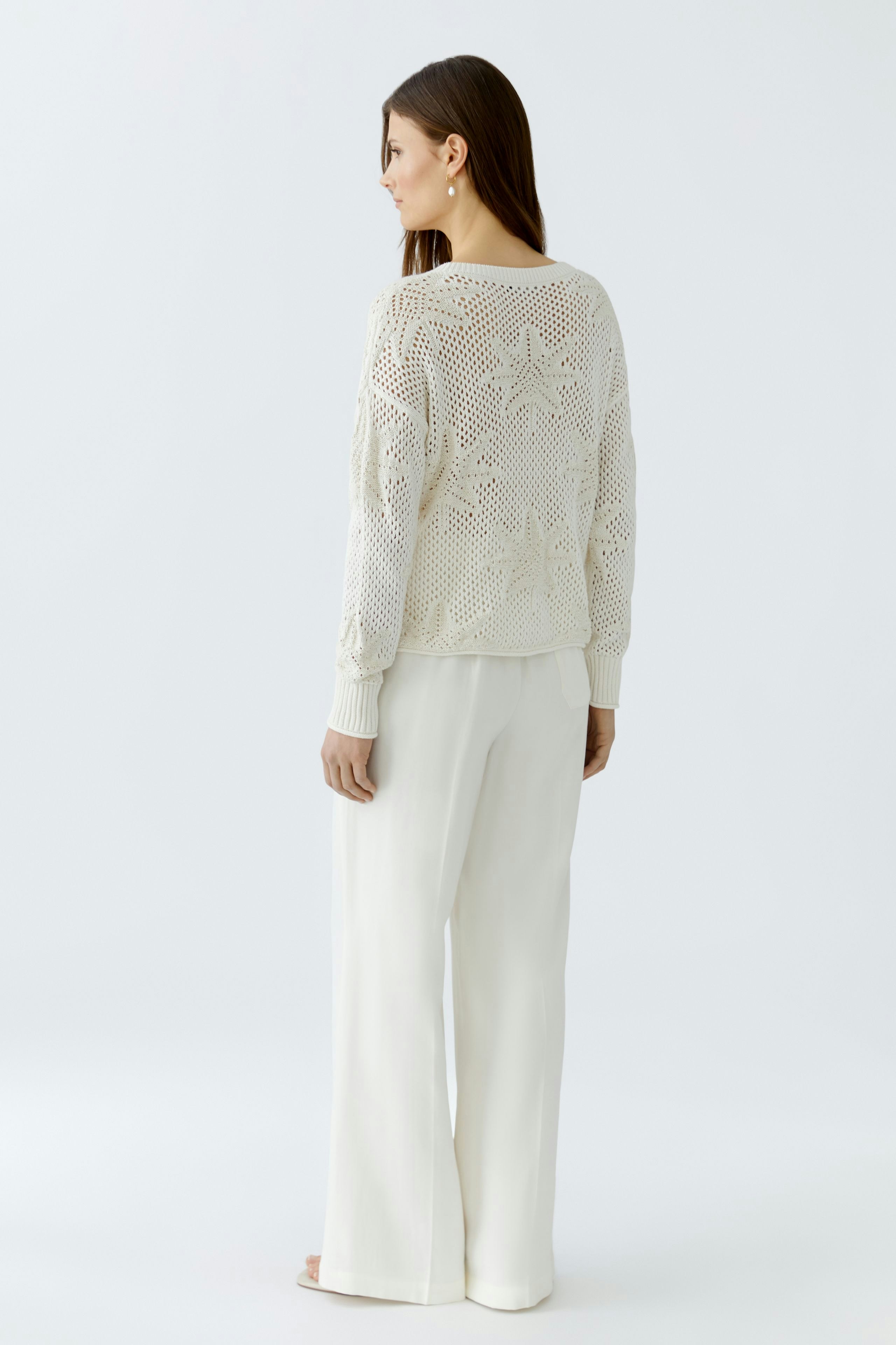 Damen-Pullover: Frau in hellem, luftigen Strickpullover mit weitem Schnitt und lässiger Eleganz.