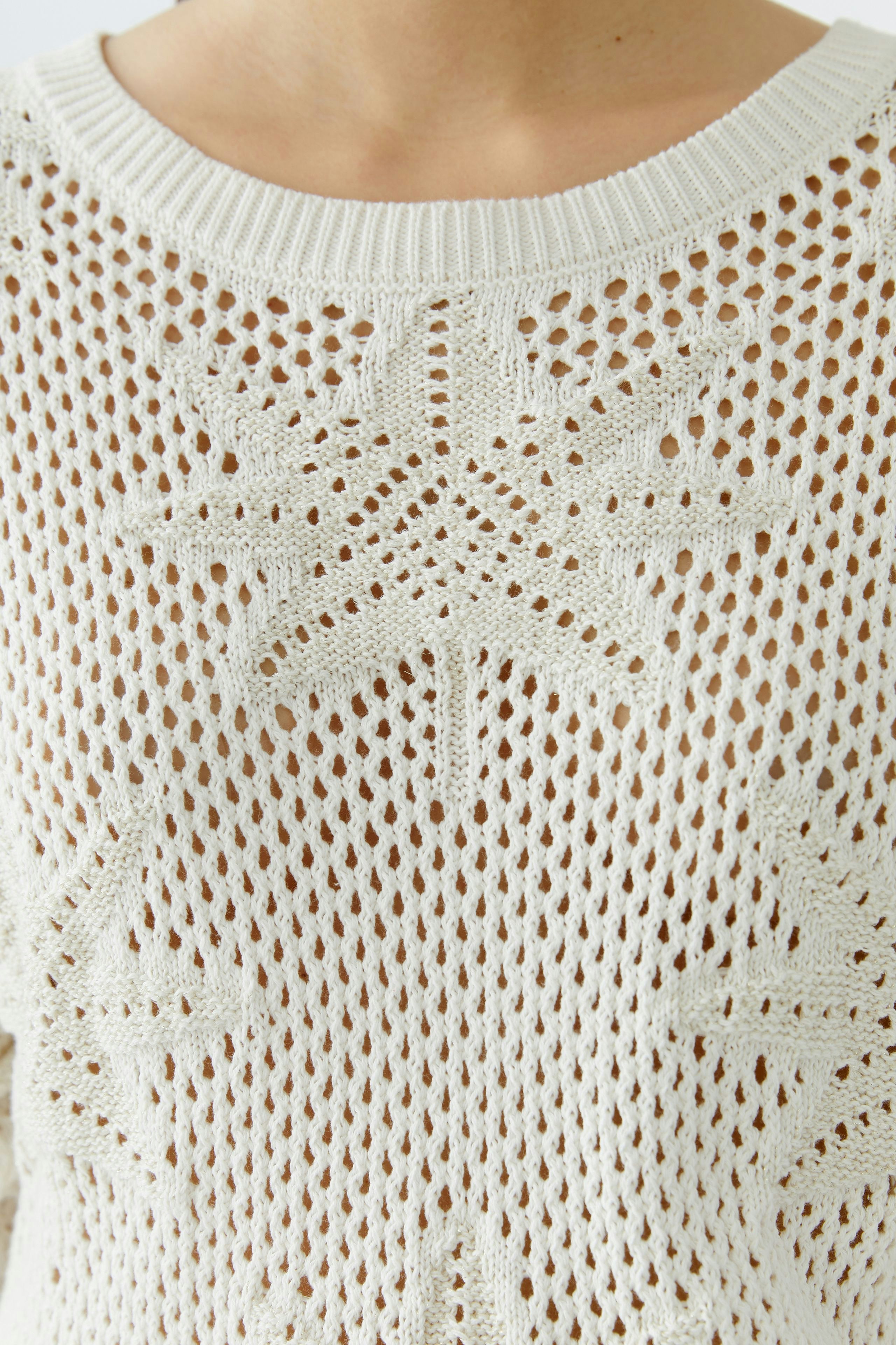 Luftiger Damen-Pullover in Weiß mit feinem Strickmuster und Rundhalsausschnitt.