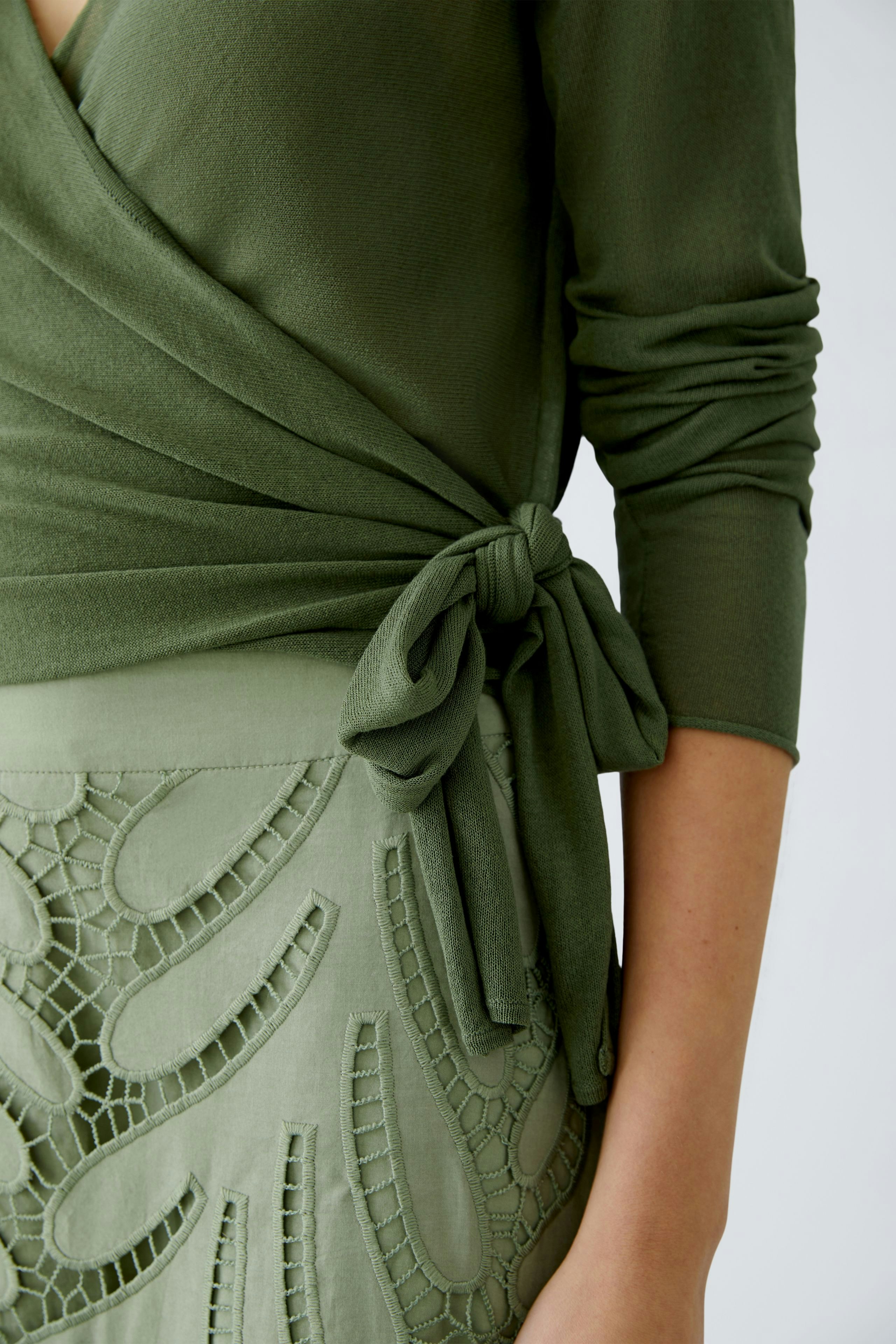 Elegante Damen-Strickjacke in Olivgrün mit tailliertem Schnitt und dekorativem Knoten.