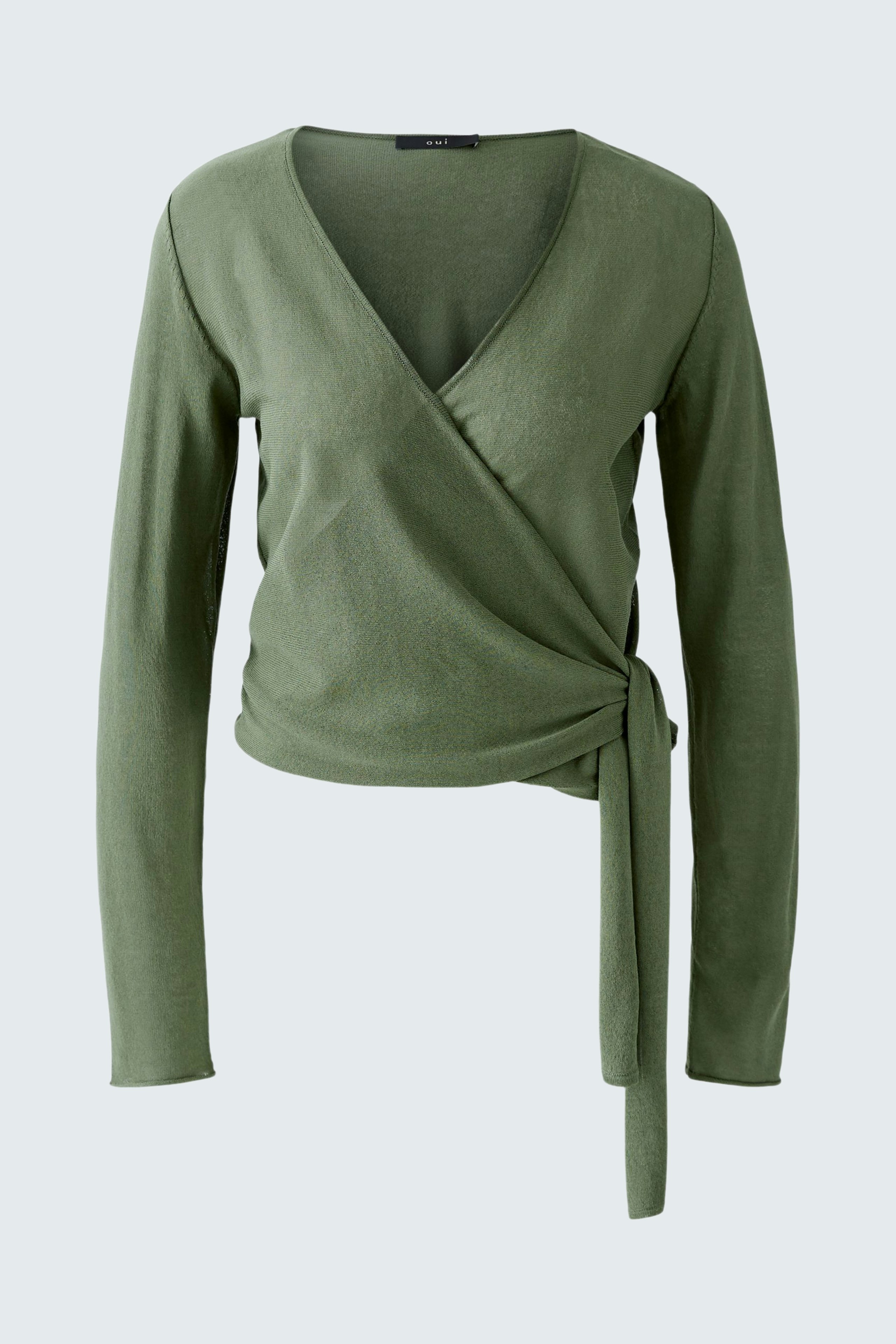 Elegante Damen-Strickjacke in Olivgrün mit Wickeloptik und langen Ärmeln.