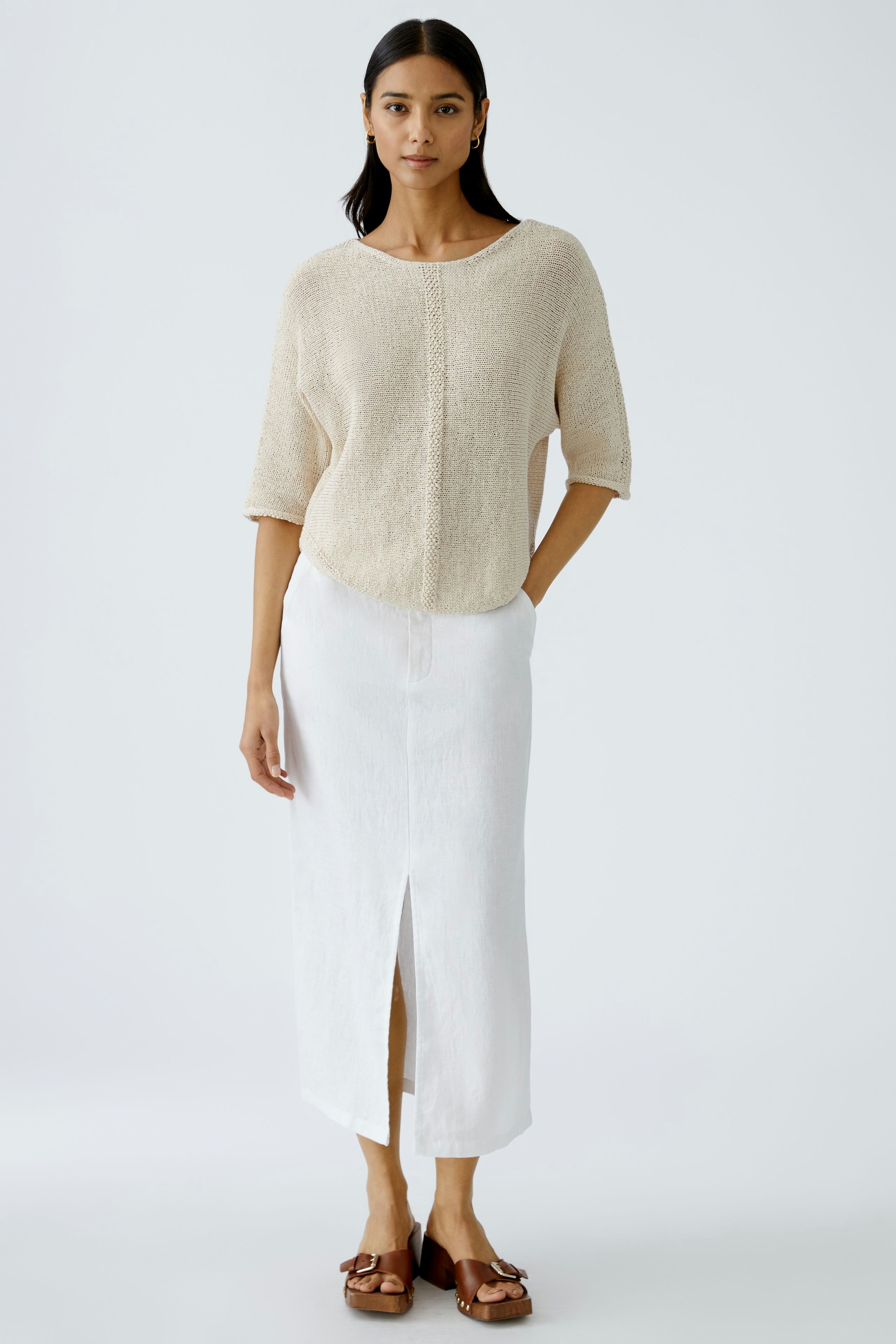 Beiger Damen-Pullover: Frau trägt einen lässigen, leichten Pullover mit kurzen Ärmeln.