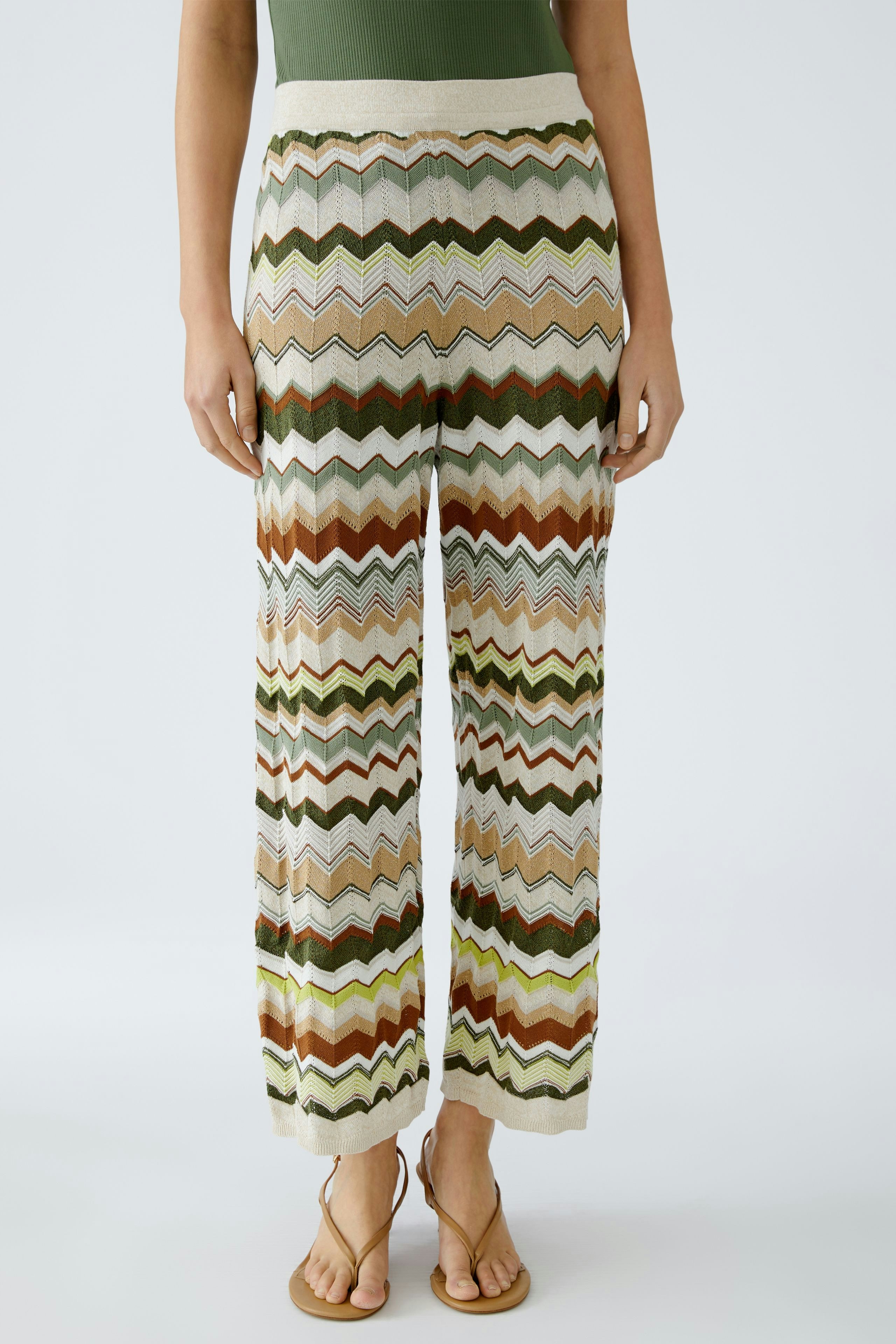 Bequeme Damen-Strickhose mit Wellenmuster in Erdtönen, ideal für lässige Outfits.