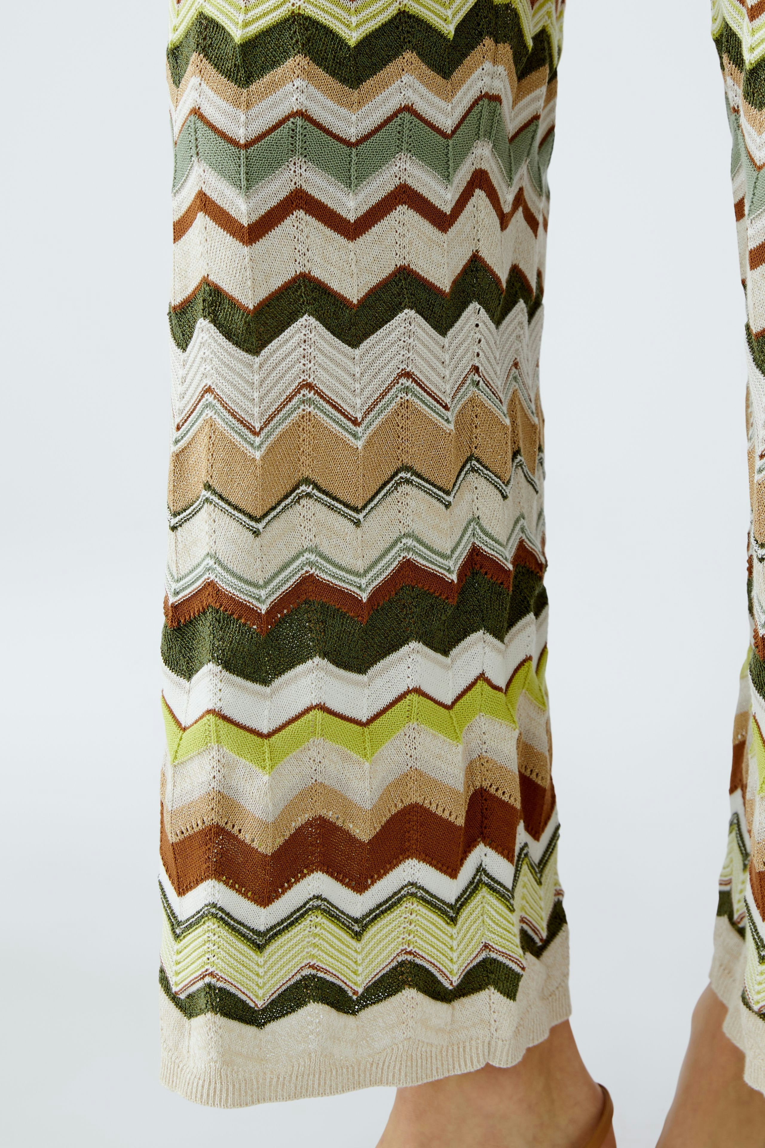 Bunte Damen-Strickhose mit Zickzackmuster, ideal für einen lässigen Look.