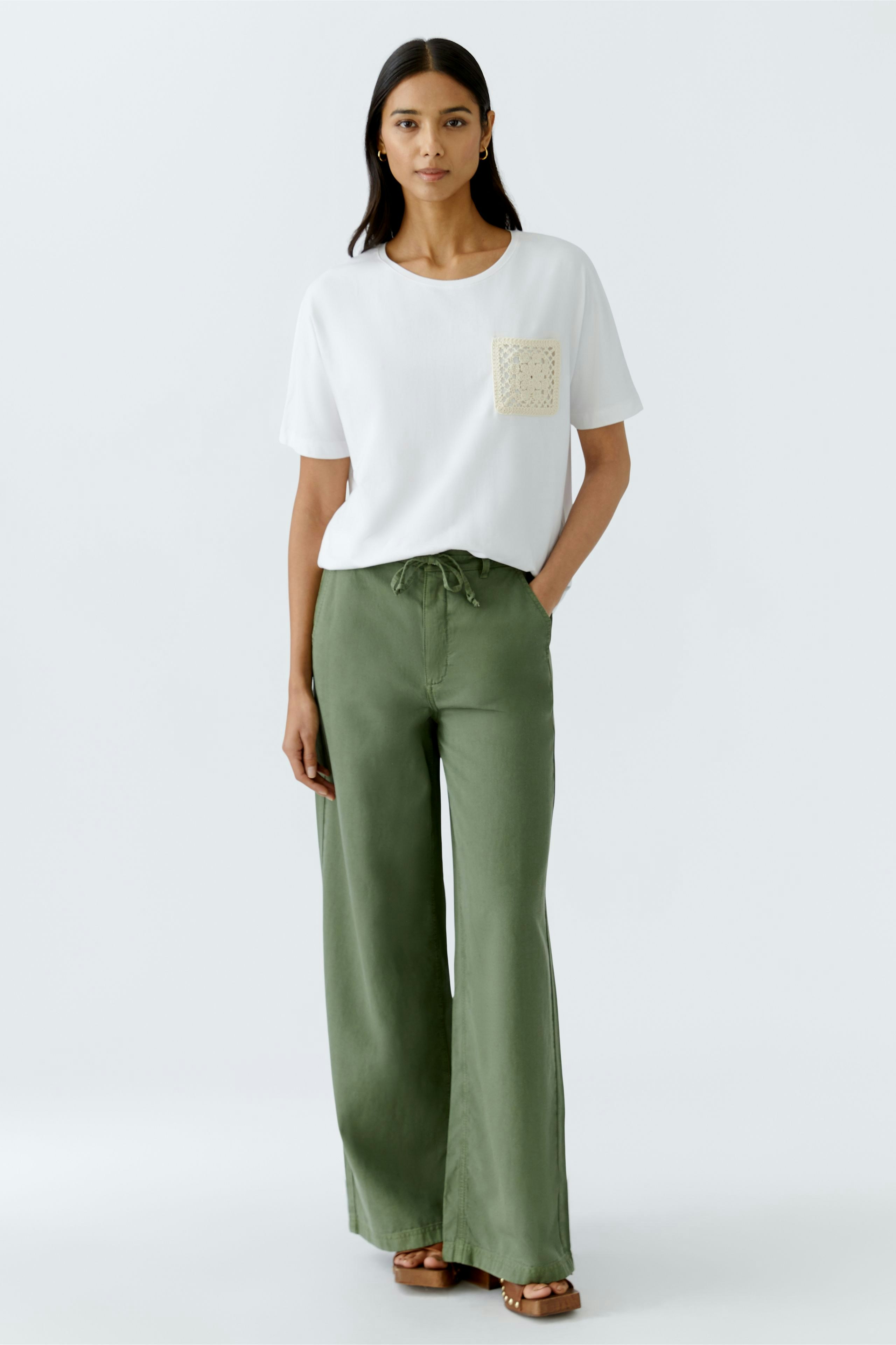 Weißes Damen-T-Shirt mit dekorativer Brusttasche, lässig und vielseitig kombinierbar.