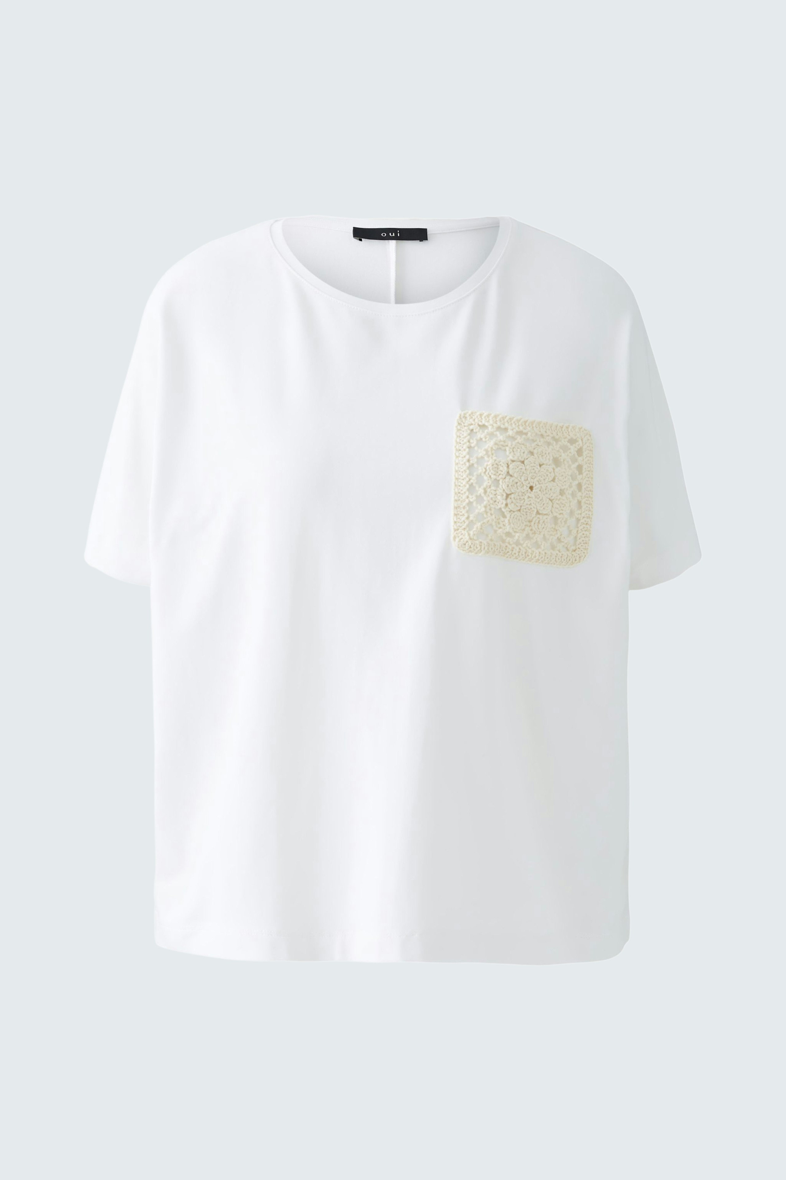 Weißes Damen-T-Shirt mit dekorativer Tasche, lässig und vielseitig kombinierbar.