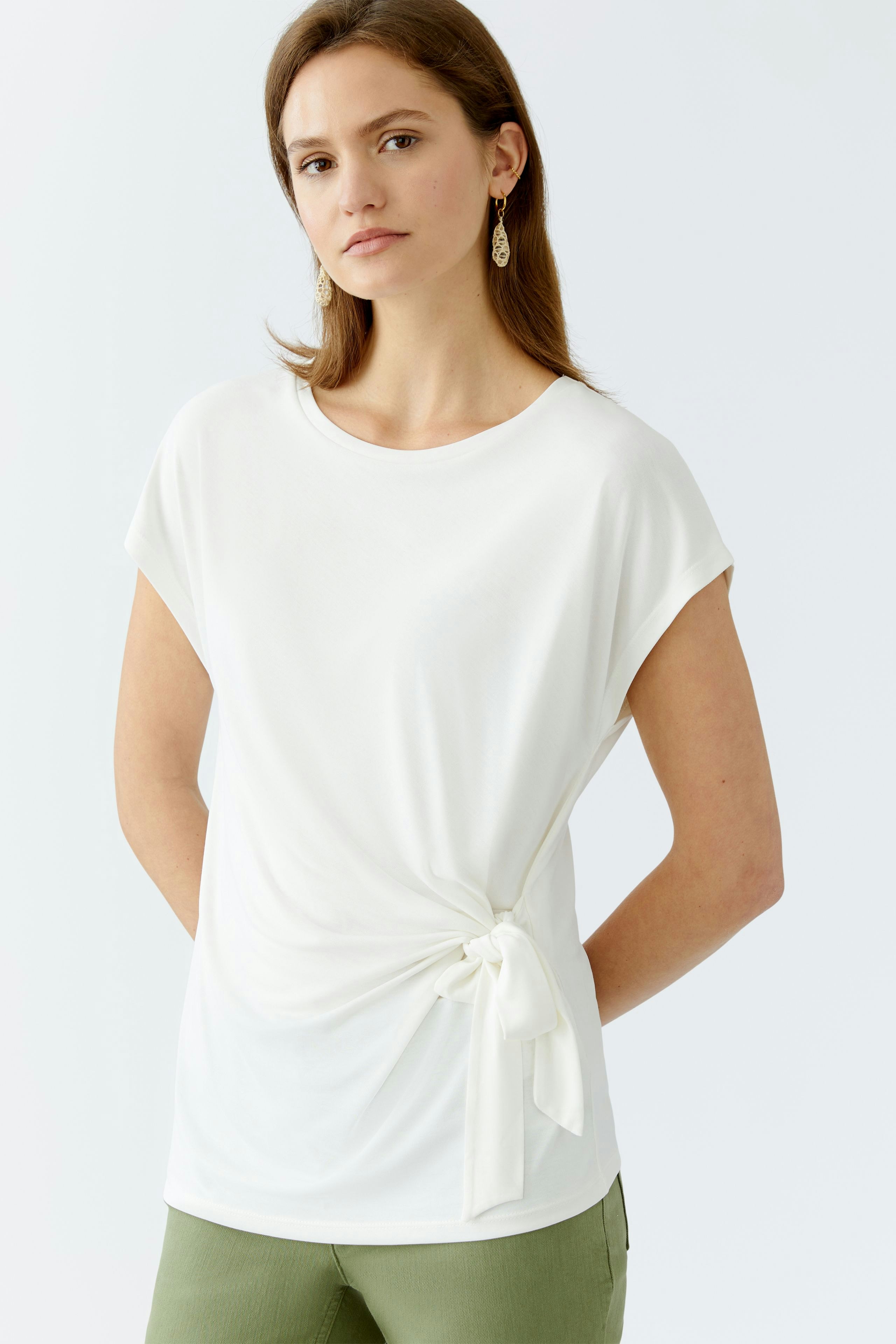 Elegantes Damen-T-Shirt in Weiß mit seitlichem Knoten, lässig und modern.