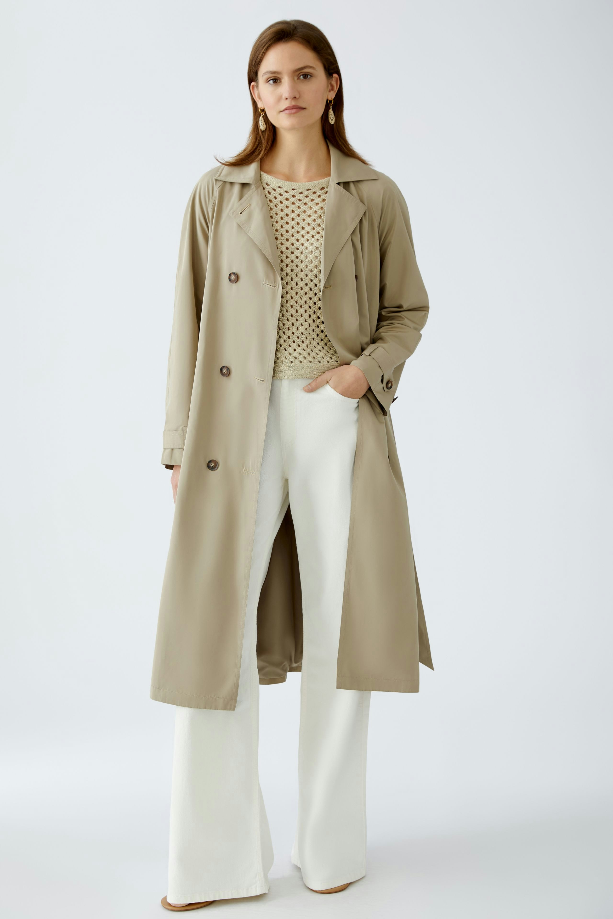 Moderne Damen-Jeans Flared: Frau in lässigen, weit geschnittenen Jeans mit elegantem Oberteil.