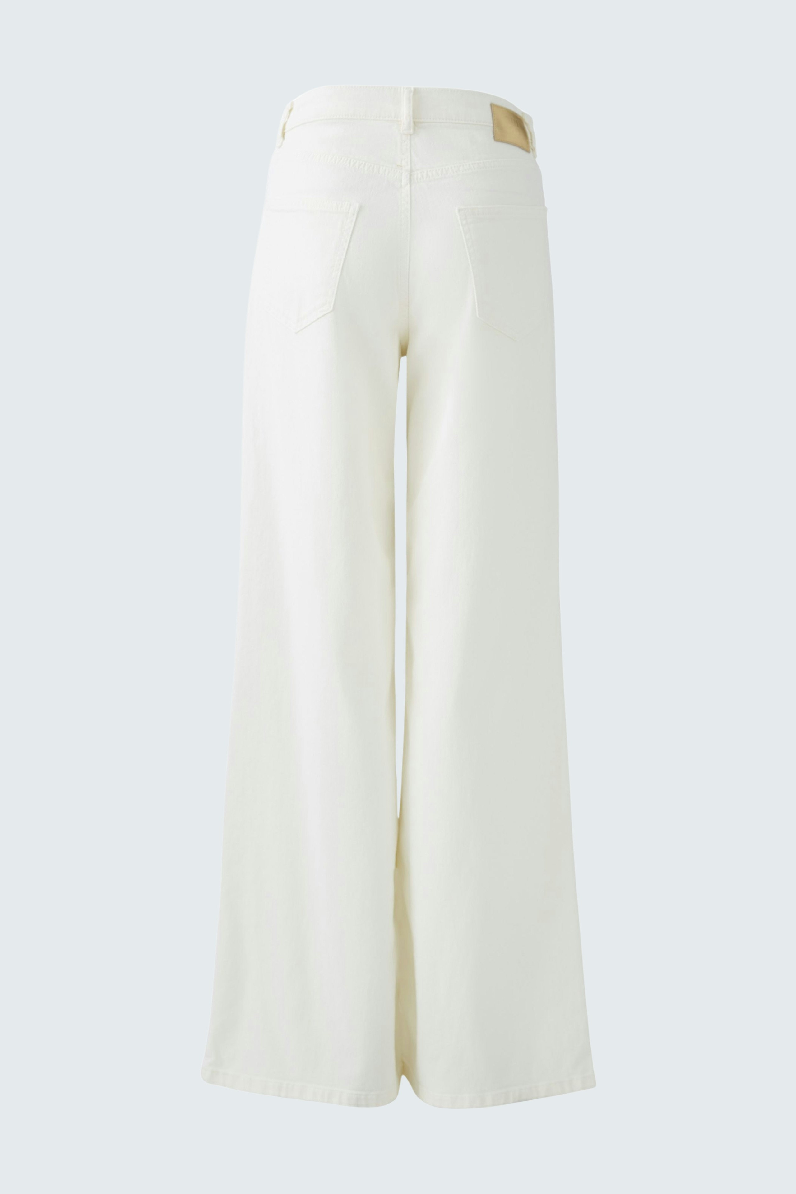 Elegante Damen-Jeans Flared: Weite, weiße Jeans mit lässigem Schnitt und hohem Bund.