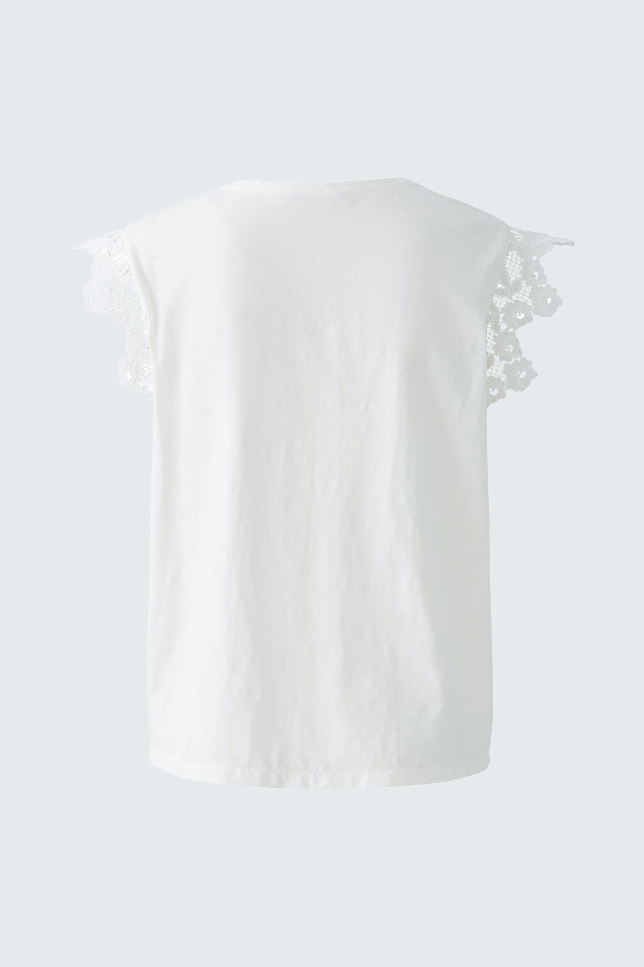 Weißes Damen-Top mit Rüschendetails, lässig und elegant, ideal für den Sommer.