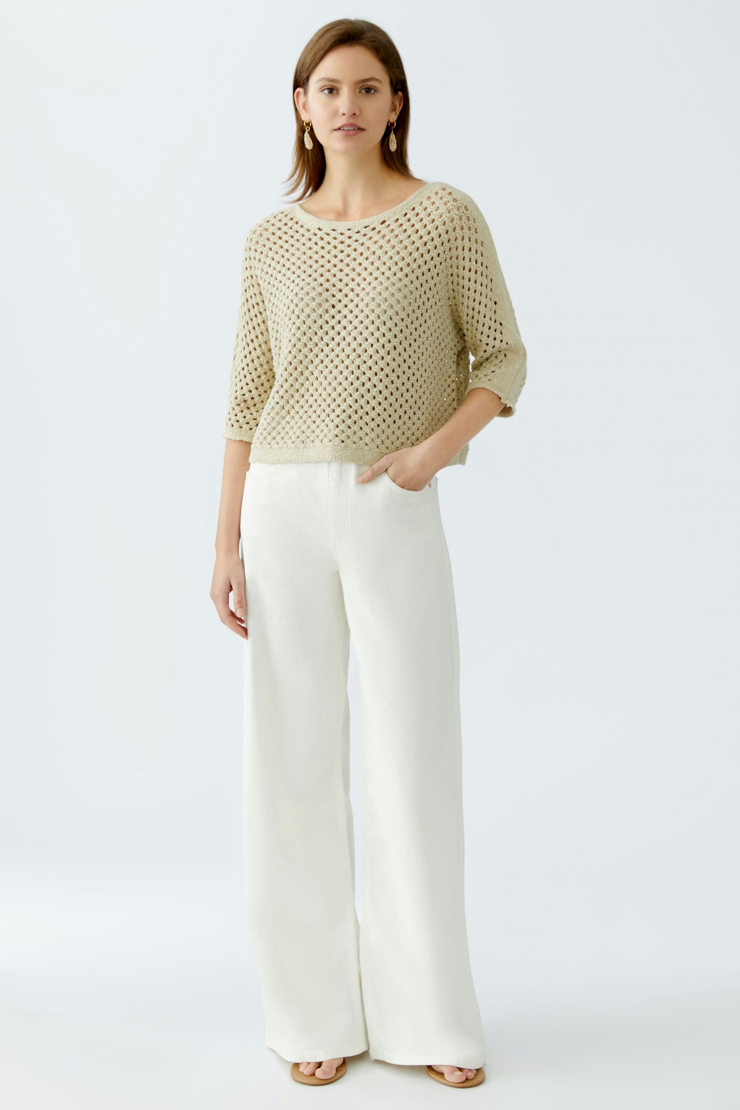 Stylish women's pullover: A woman in a light, airy pullover with a relaxed fit and wide sleeves.