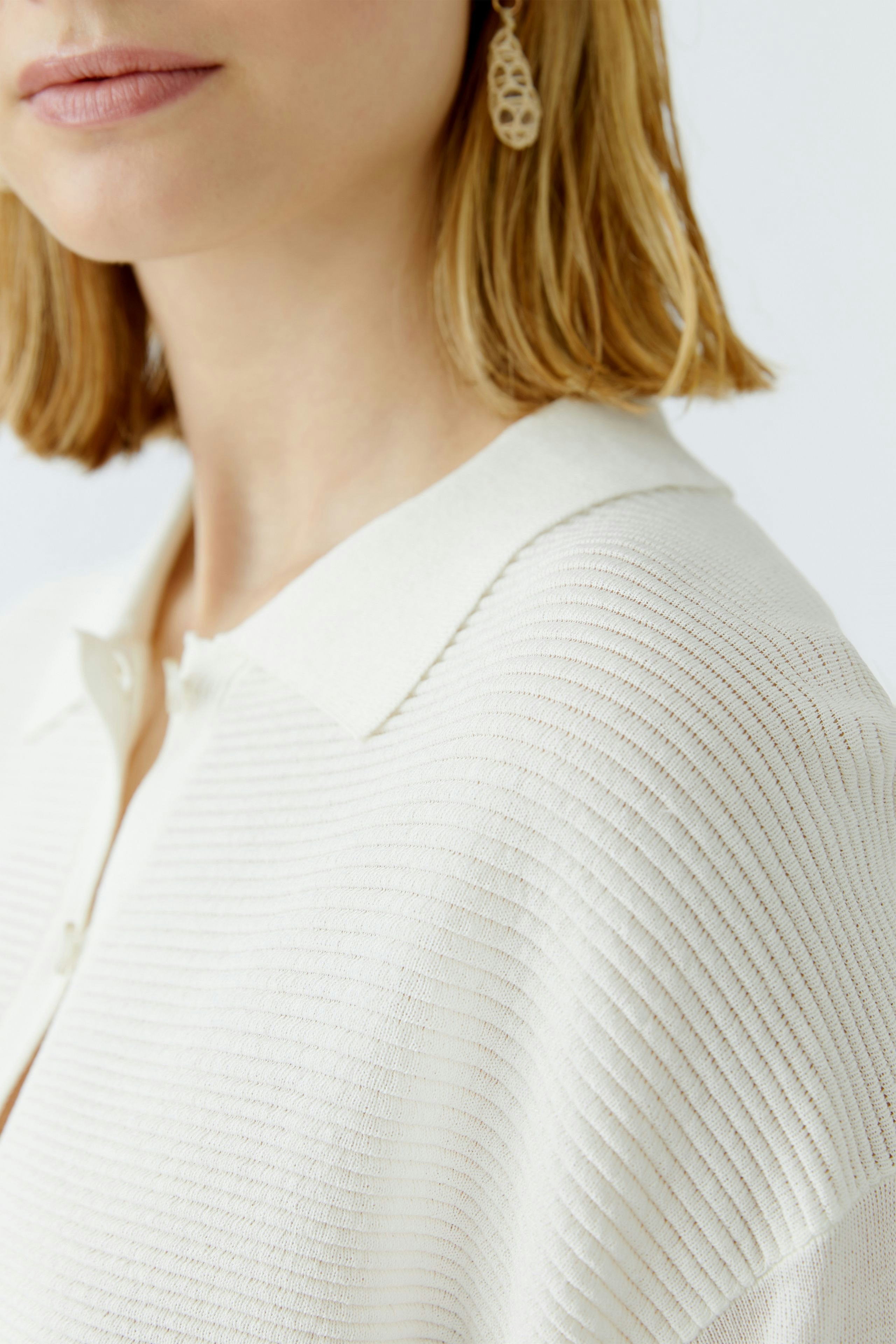 Elegant women's cardigan with a soft texture and a classic collar, perfect for layering.
