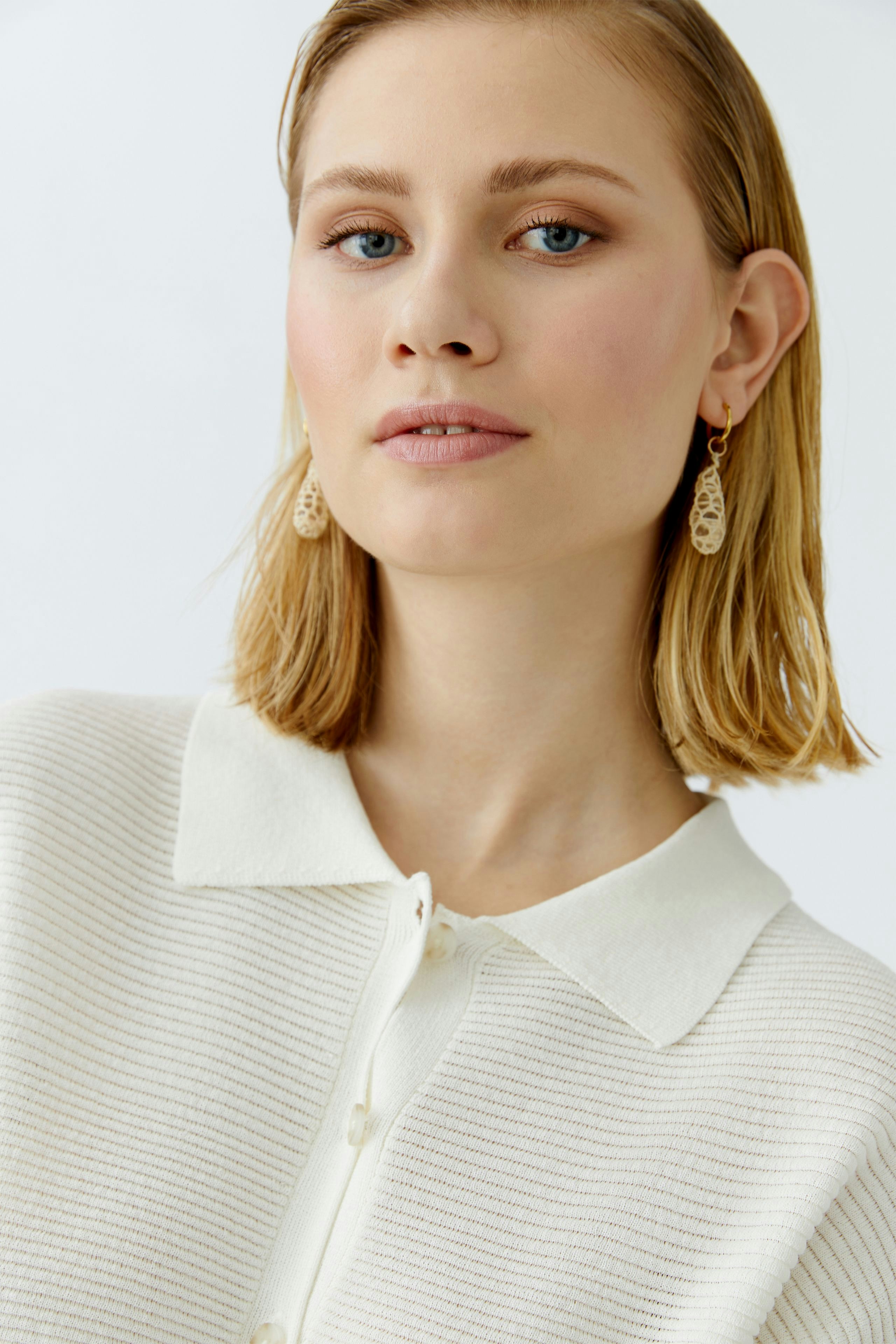 Stylish women's cardigan with a collar, featuring a soft texture and elegant design.