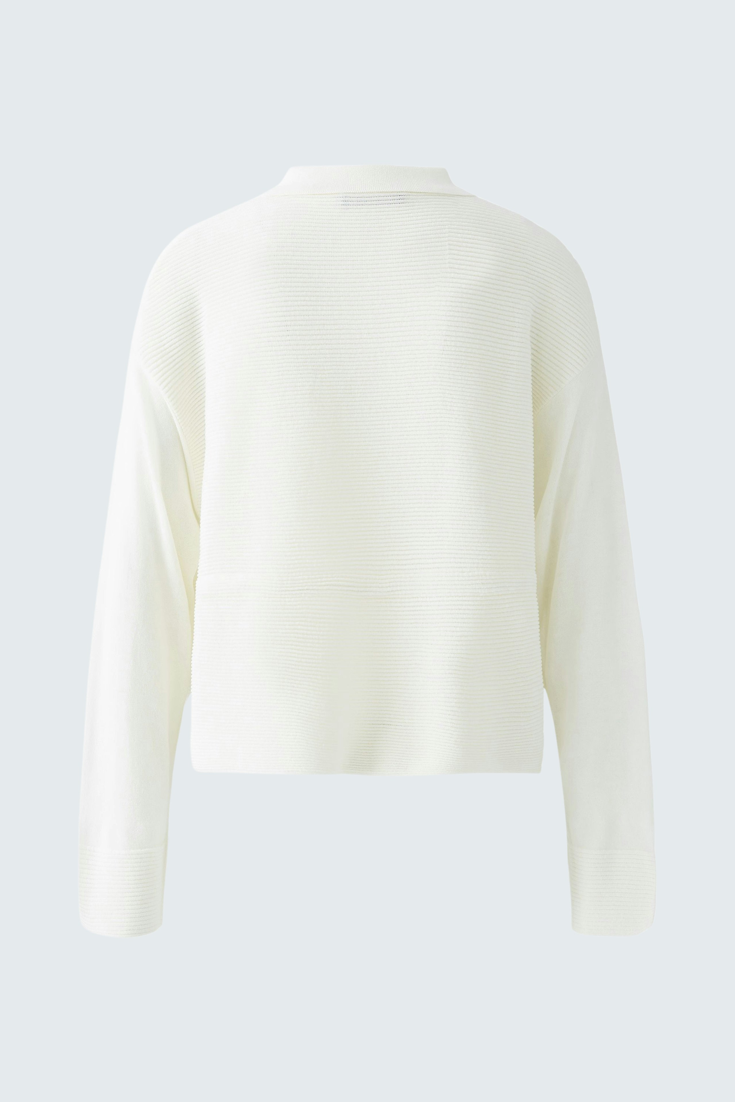Stylish women's cardigan: A white knitted cardigan with a relaxed fit and subtle texture.
