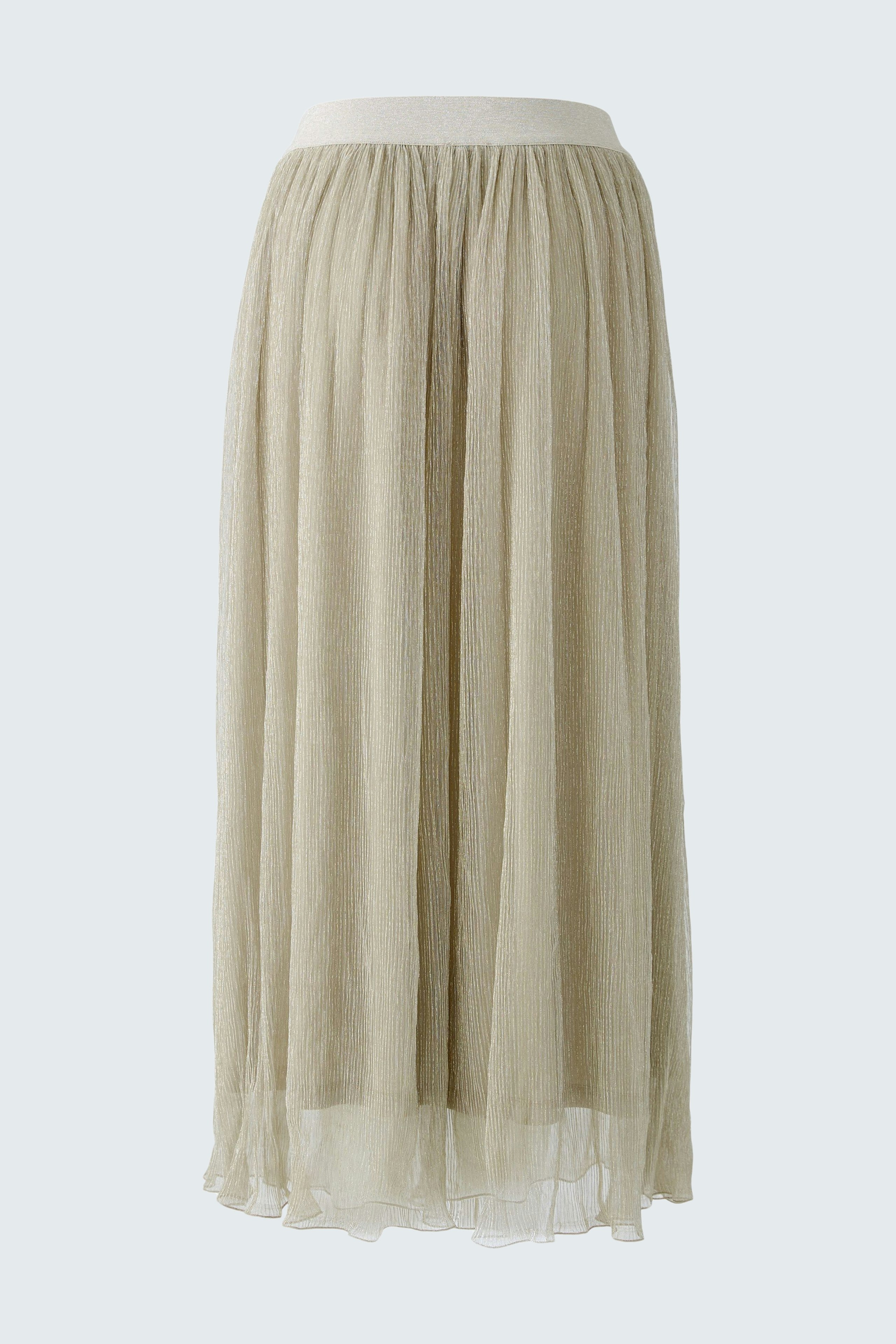 Elegant maxi skirt: A flowing, light beige skirt with a soft texture, perfect for any occasion.