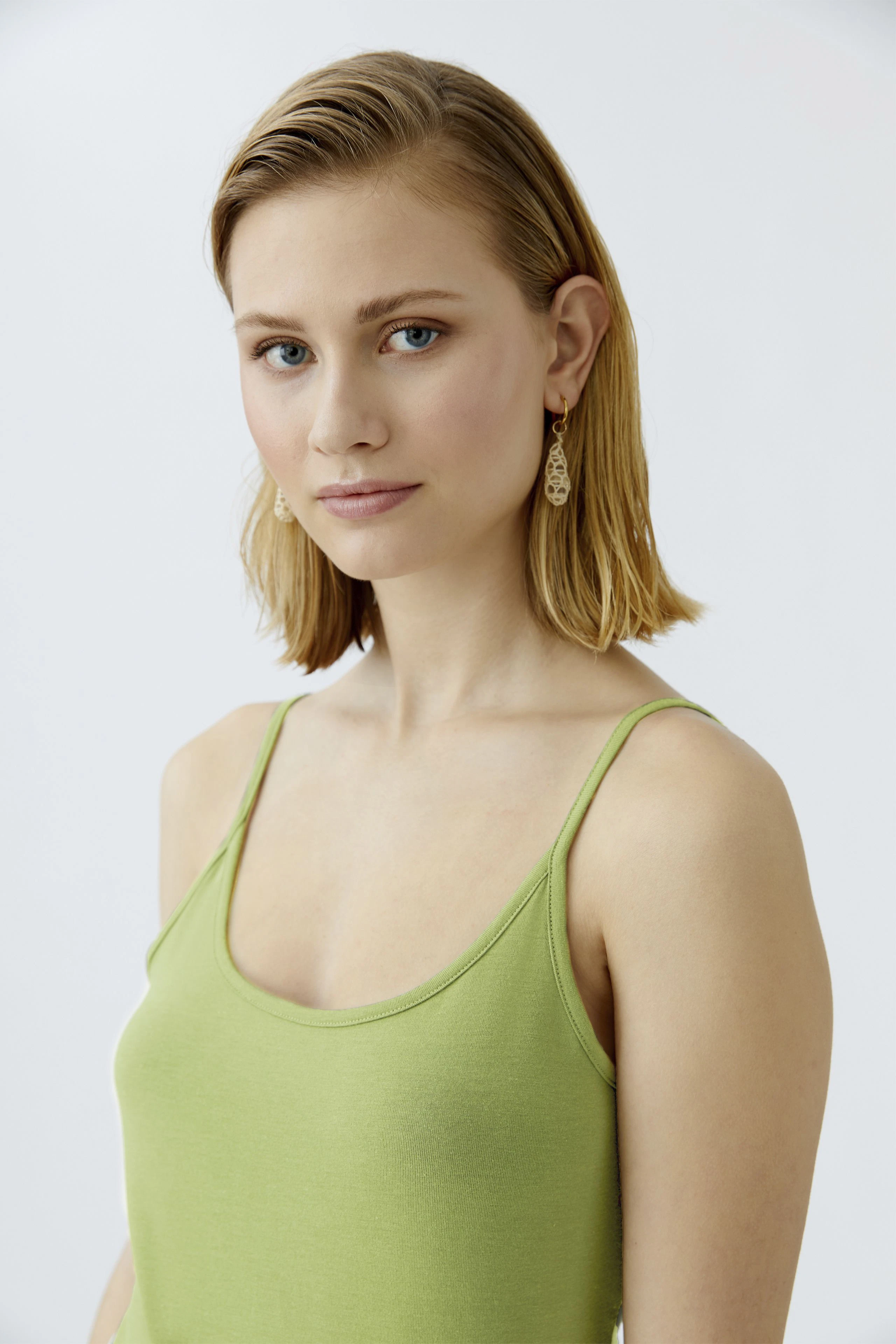 Elegantes Damen-Top in frischem Grün, perfekt für lässige Anlässe und kombinierbar mit verschiedenen Outfits.